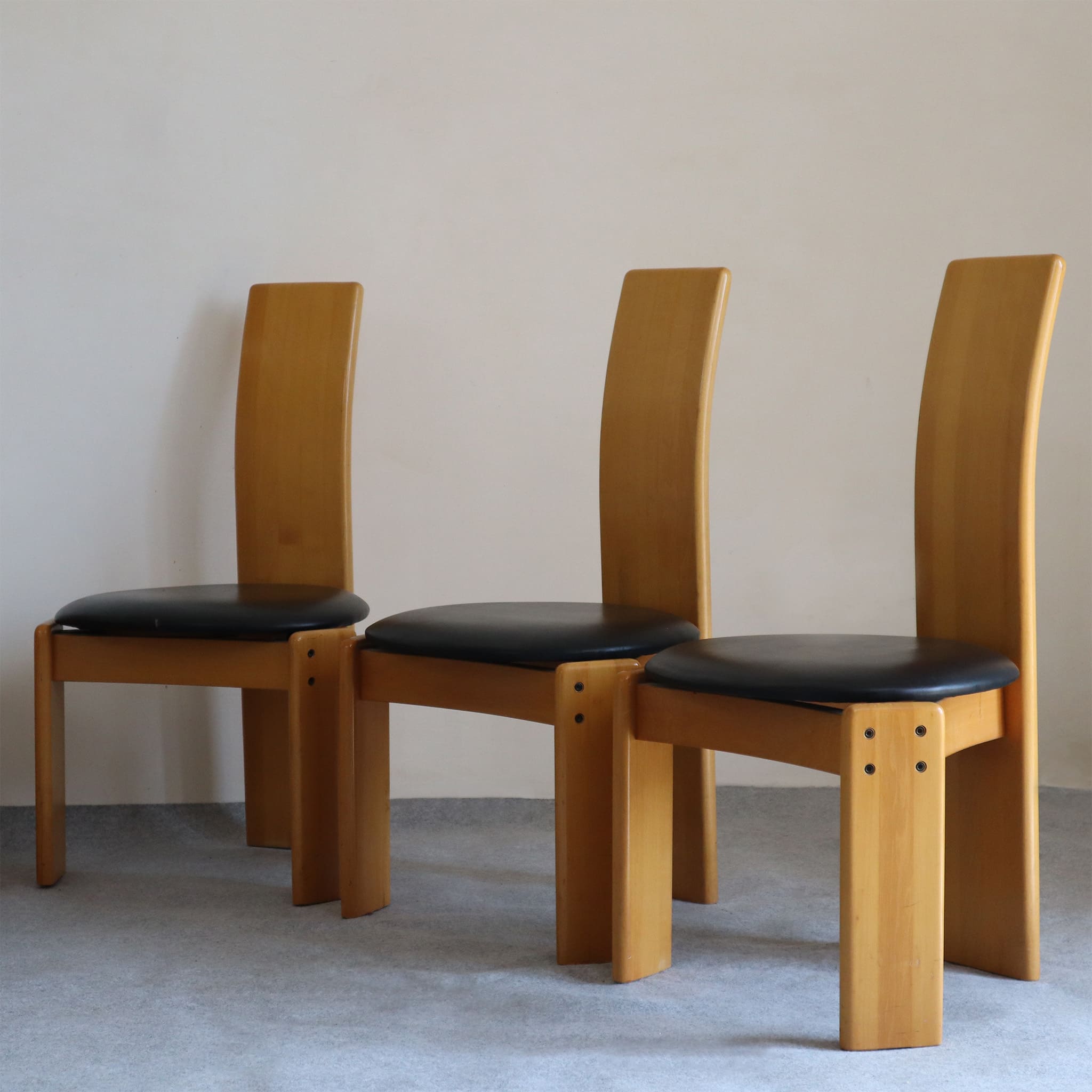 visionidepoca-modernariato-set-tavolo-sedie-vintage-afra-e-tobia-scarpa-anni-80-made-in-italy-vista-da-vicino-sedie-2