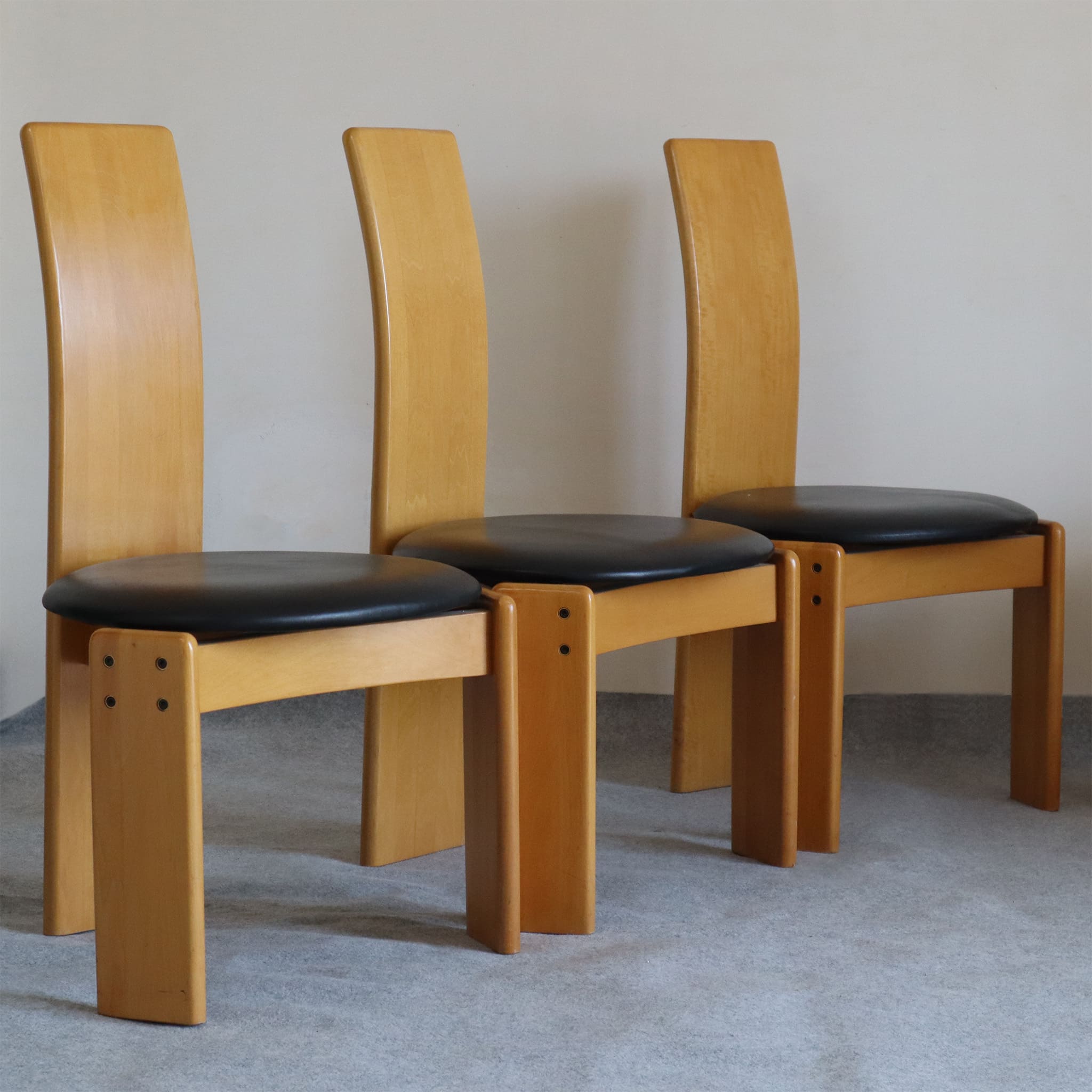 visionidepoca-modernariato-set-tavolo-sedie-vintage-afra-e-tobia-scarpa-anni-80-made-in-italy-vista-da-vicino-sedie
