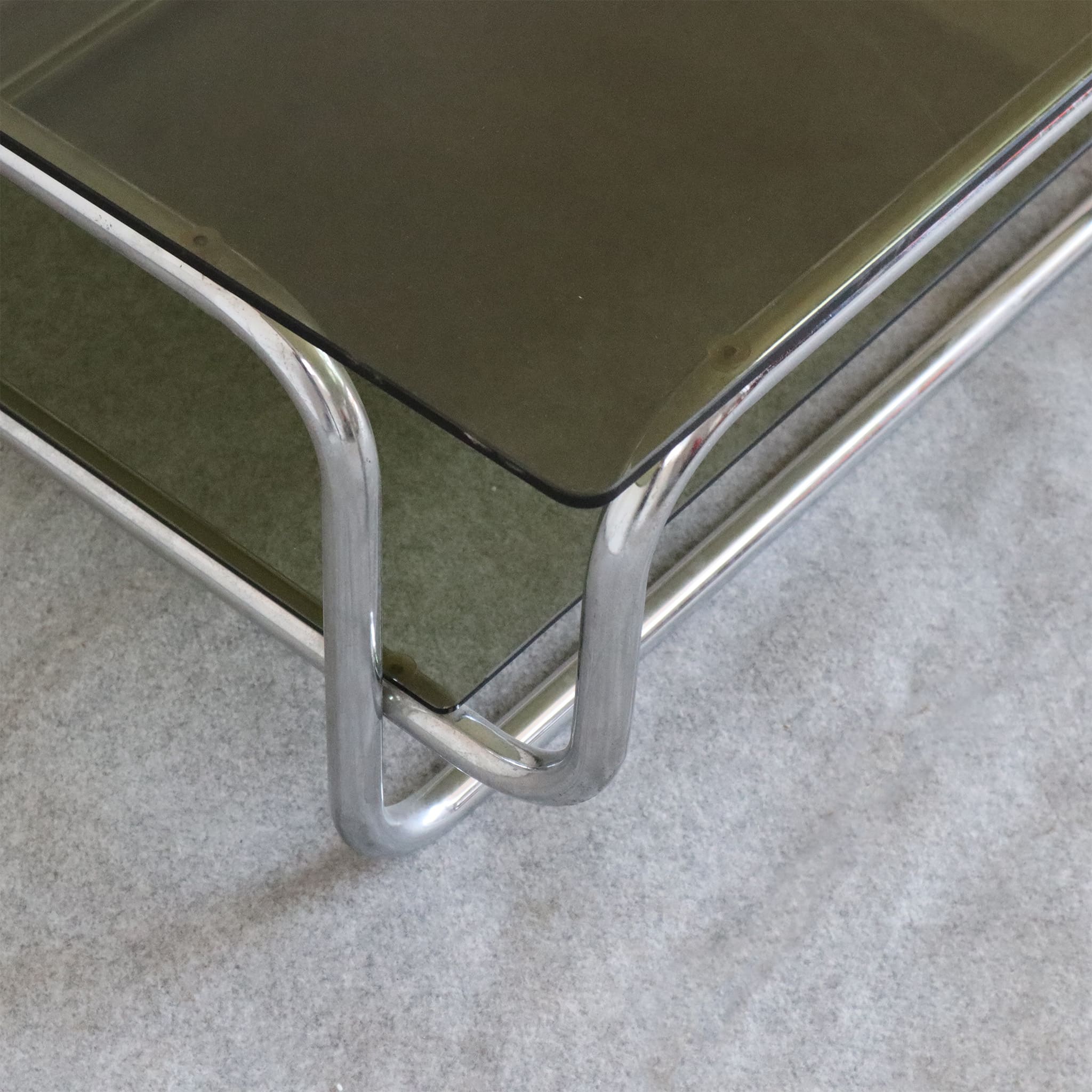 visionidepoca-modern-art-coffee-table-1970s-tubular-chromed-and-double-smoked-glass-made-in-italy-detail-view