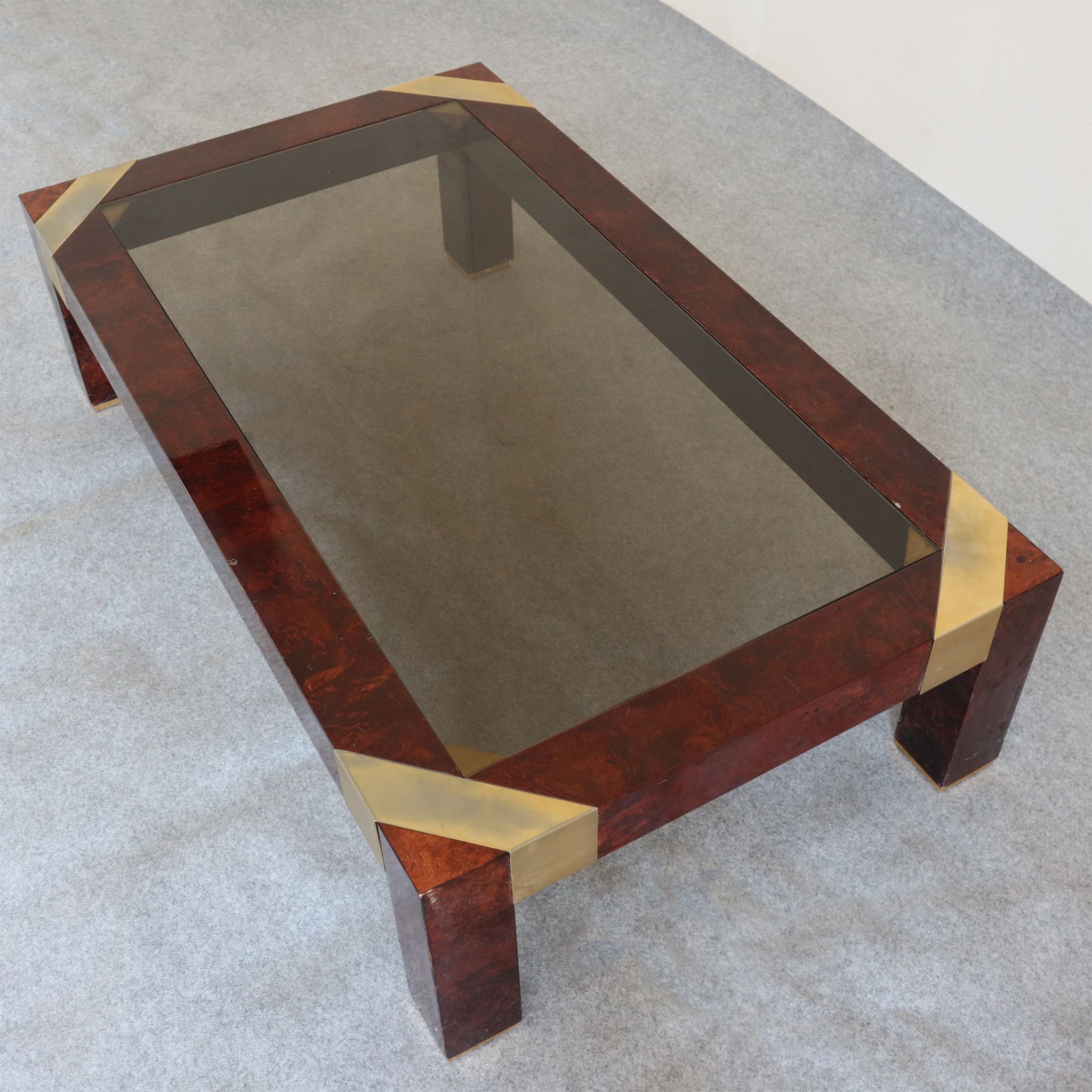 visionidepoca-modern-art-coffee-table-in-briar-and-brass-by-Jean-Claude-Mahey-made-in-france-1970s-smoked-glass-view-from-above