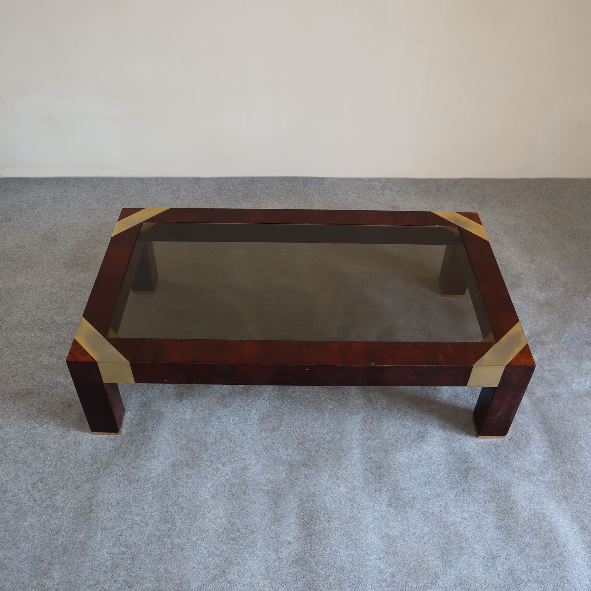 visionidepoca-modern-art-coffee-table-in-briar-and-brass-by-Jean-Claude-Mahey-made-in-france-1970s-smoked-glass-top-view