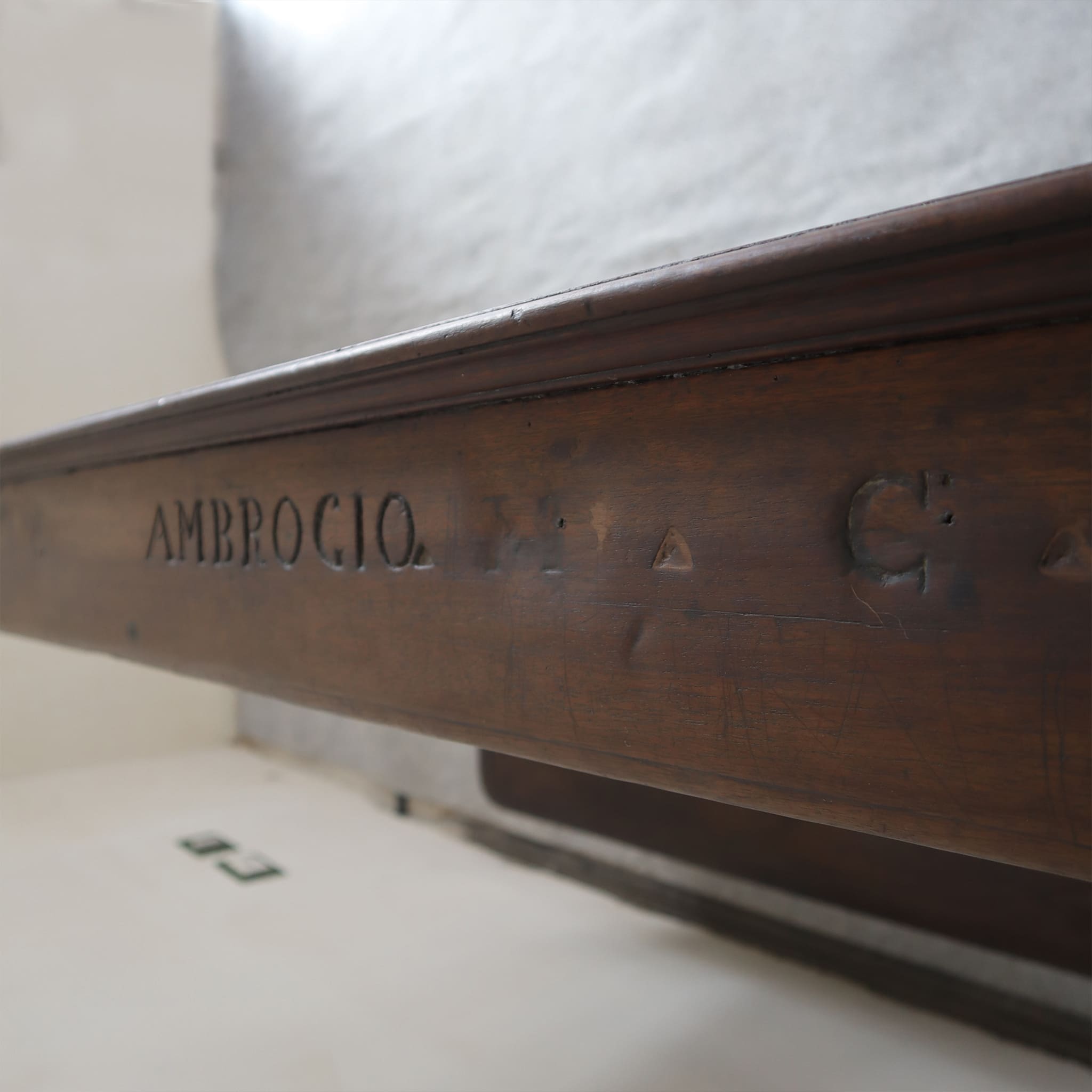 visionidepoca-antique-kneeler-in-solid-walnut-from-18th-century-belonged-to-prince-ambrogio-II-caracciolo-detail-view-engraving-name