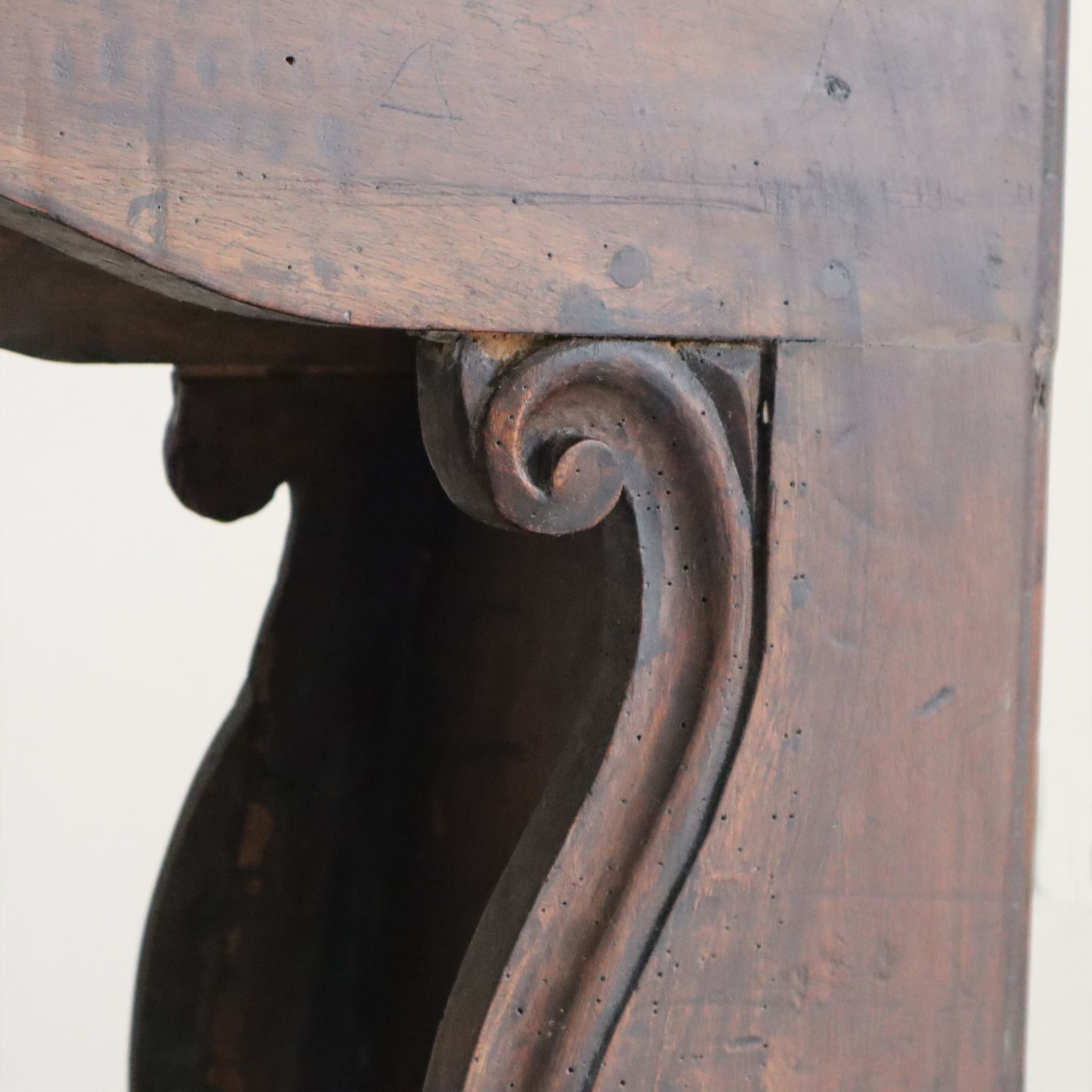 visionidepoca-antique-kneeler-in-solid-walnut-from-18th-century-belonged-to-prince-ambrogio-II-caracciolo-detail-view-antique-woodworking