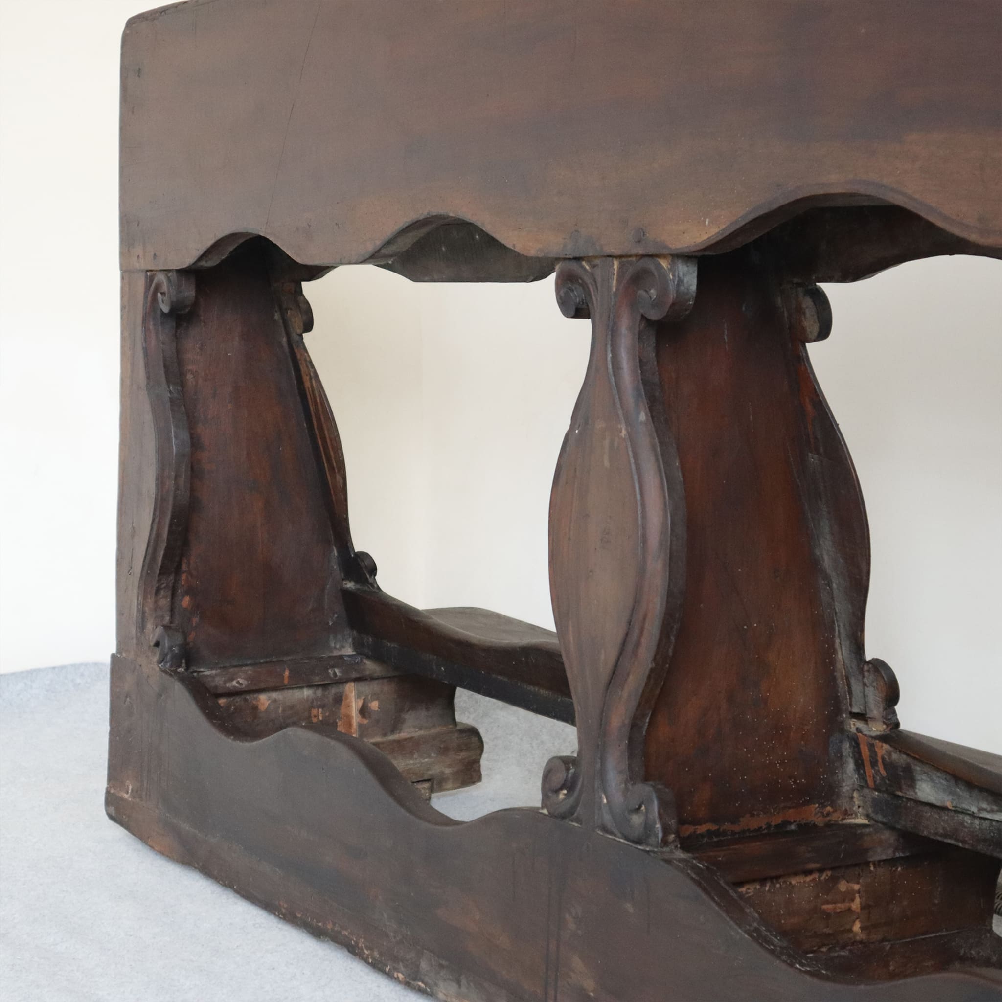 visionidepoca-antique-kneeler-in-solid-walnut-from-18th-century-that-belonged-to-prince-ambrogio-II-caracciolo-detail-view-workmanship-walnut