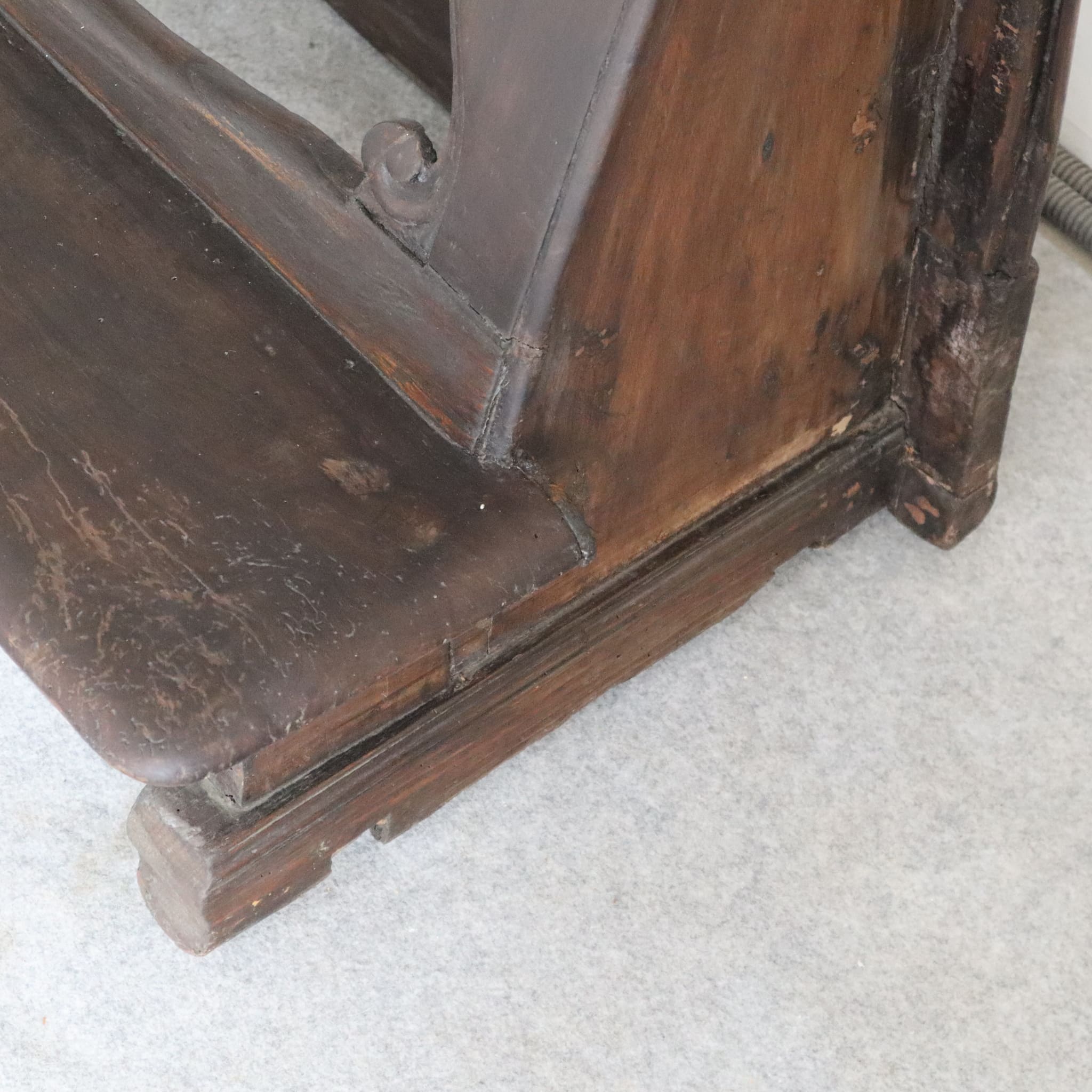 visionidepoca-antique-kneeler-in-solid-walnut-from-18th-century-that-belonged-to-prince-ambrogio-II-caracciolo-detail-view-wooden-wheels