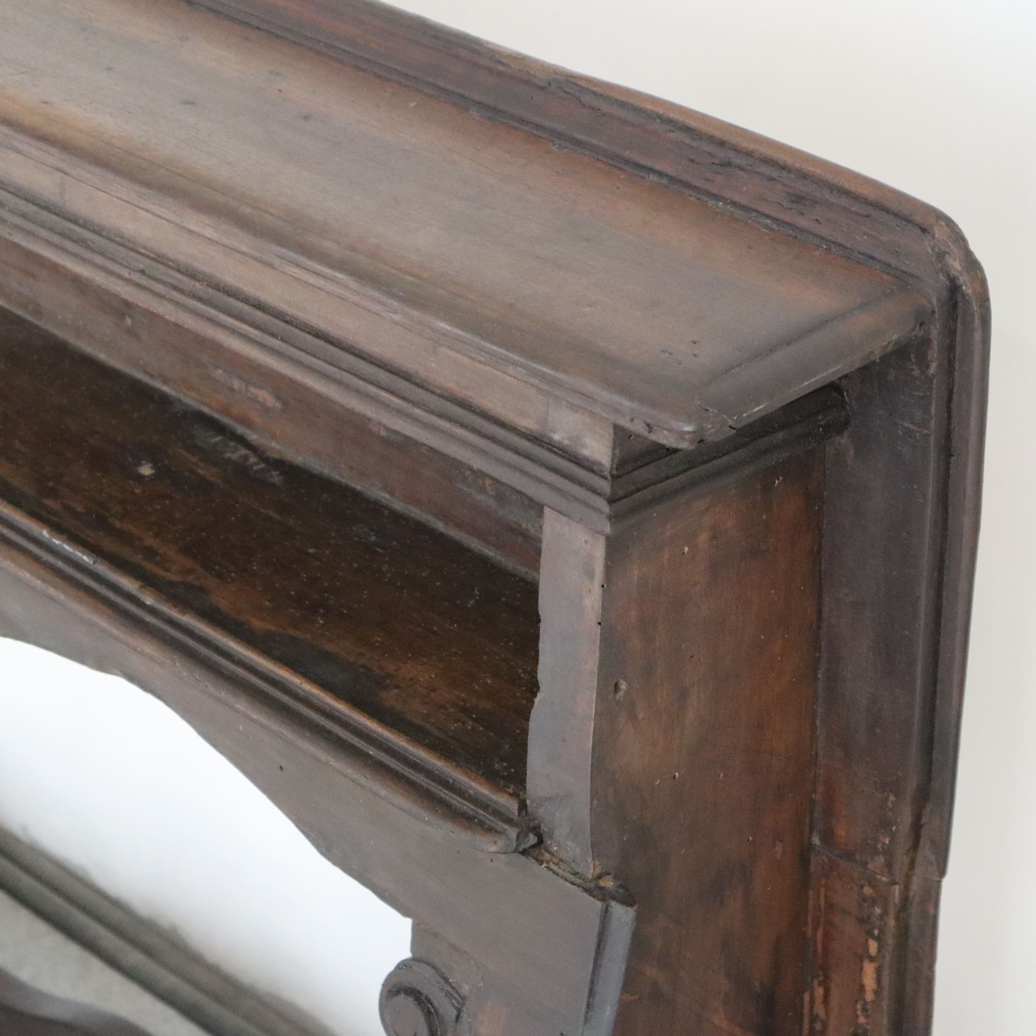 visionidepoca-antique-kneeler-in-solid-walnut-from-18th-century-that-belonged-to-prince-ambrogio-II-caracciolo-detail-view