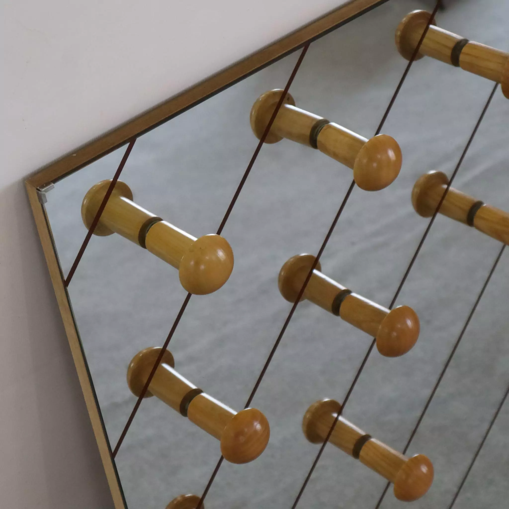 visionidepoca-modern-antique-coat-hanger-vintage-mirror-70s-with-10-hangers-geometric-effect-detail-view