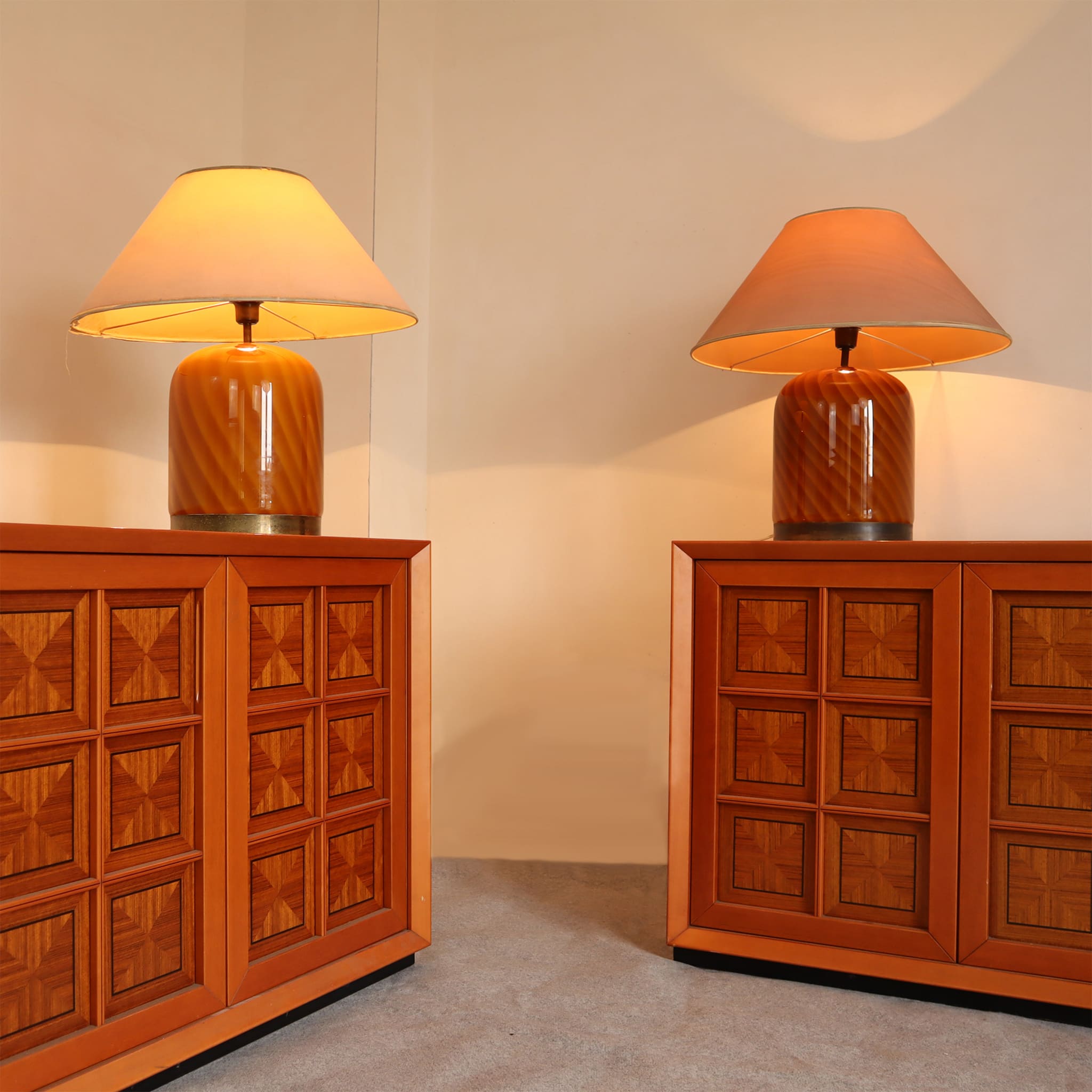 visionidepoca-modern-art-couple-sideboard-70s-fox-hunting-for-furnishing-line-4-doors-corner-view