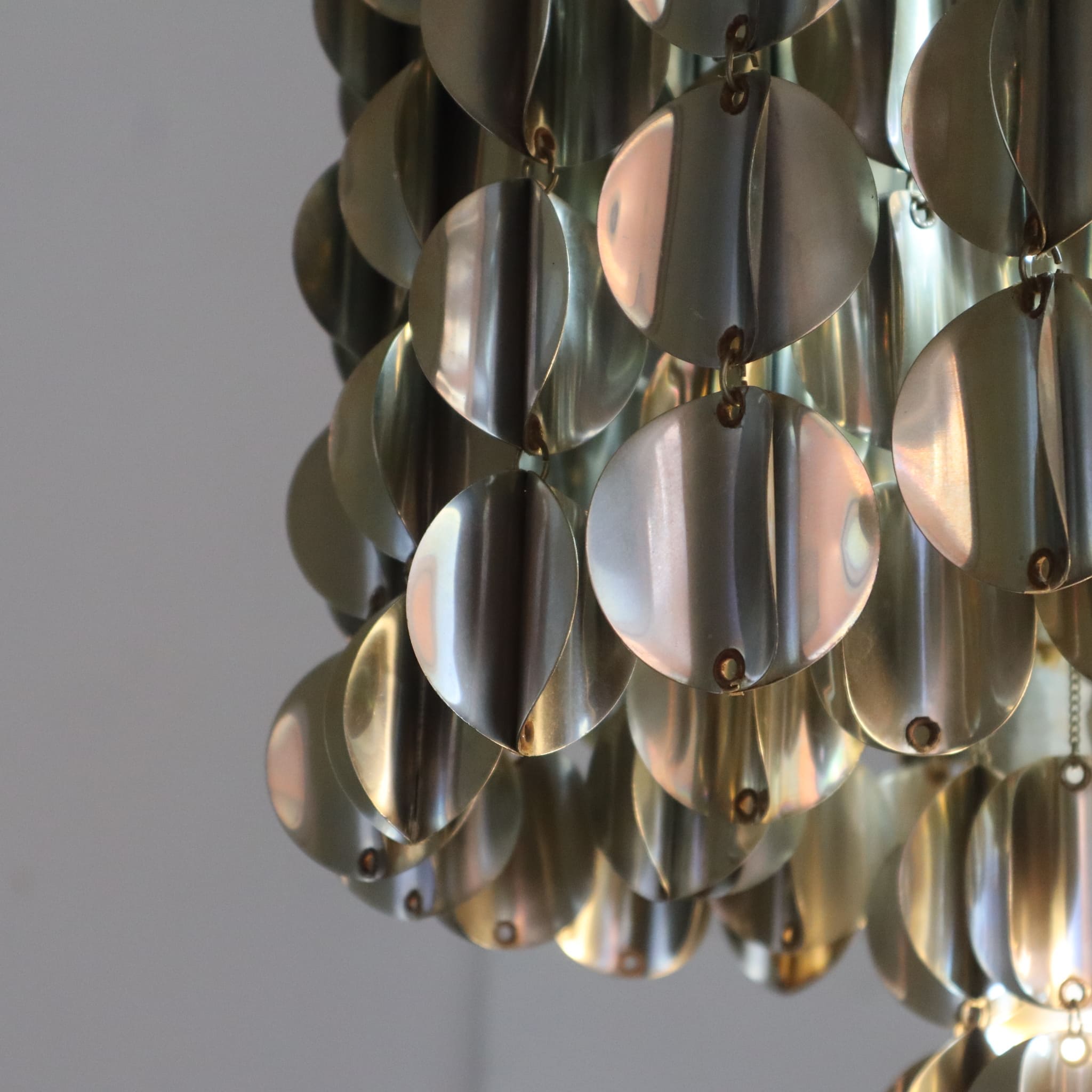 visionidepoca-modern-art-chandelier-with-steel-pendants-70s-frontal-view-detail-lit-pendants