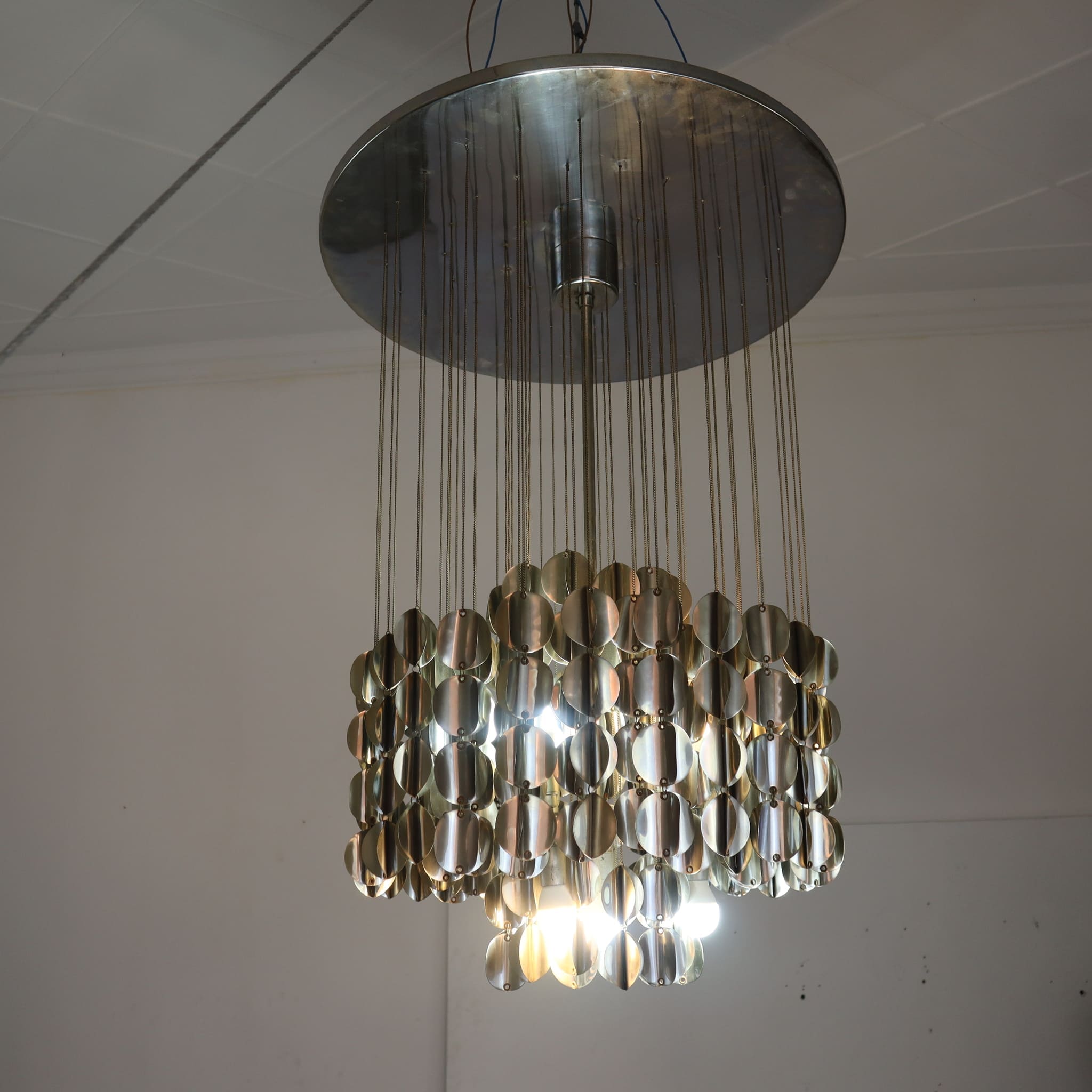 visionidepoca-modern-art-chandelier-with-steel-pendants-70s-frontal-view-detail-on