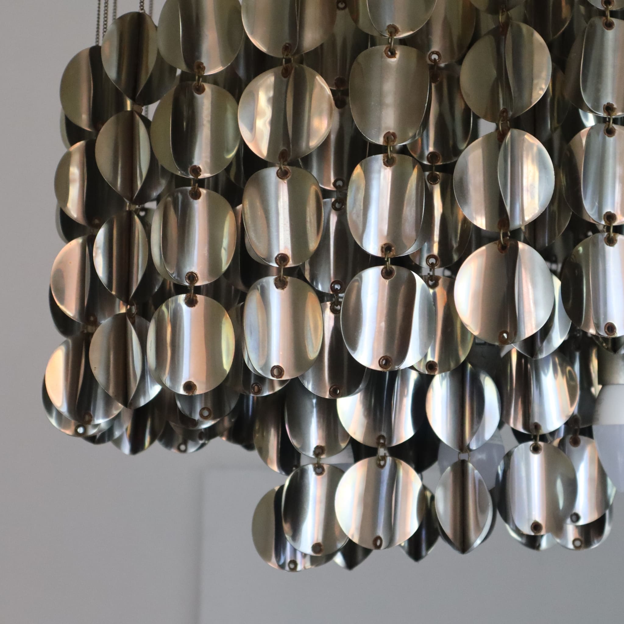 visionidepoca-modern-art-chandelier-with-steel-pendants-70s-front-view-detail-pendants