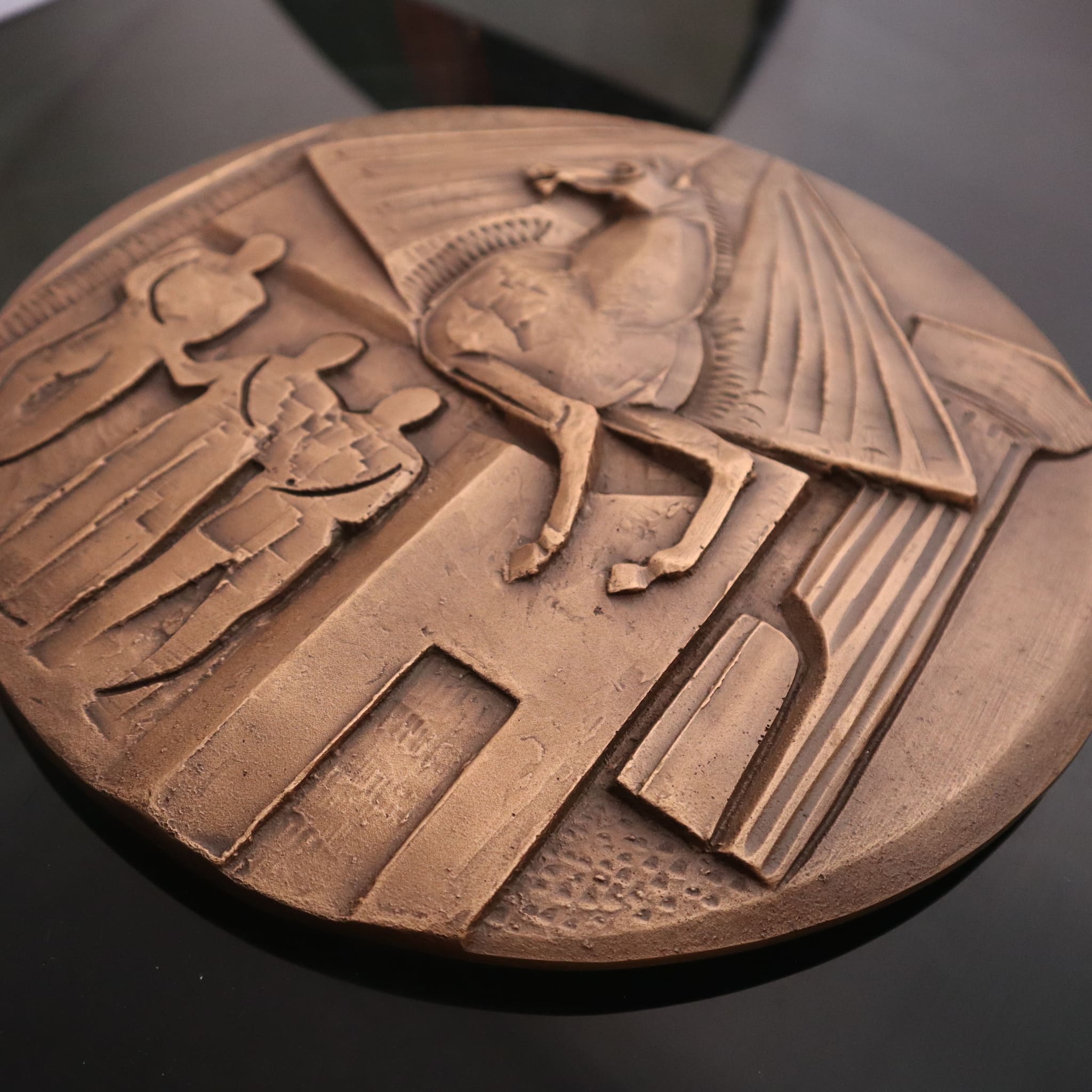 visionidepoca-modern art-objects-support-sculpture-in-bronze-nobel-prize-medal-literature-savaltore-quasimodo-1976-30cm-3kg-2