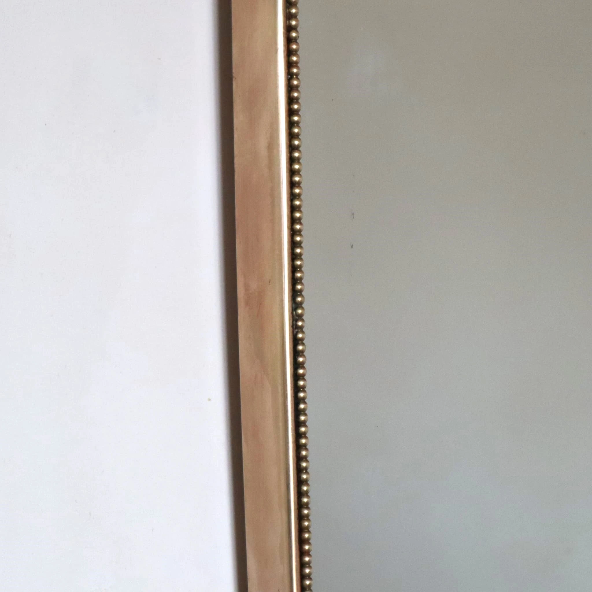 visionidepoca-modernariato-specchio-a-scudo-vintage-in-ottone-anni-60-vista-dettaglio-laterale