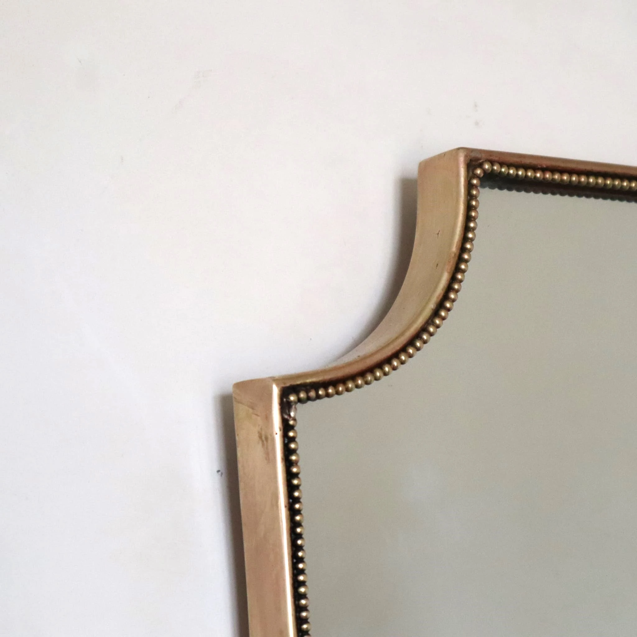 visionidepoca-modern-antique-vintage-brass-shield-mirror-1960s-top-detail-view