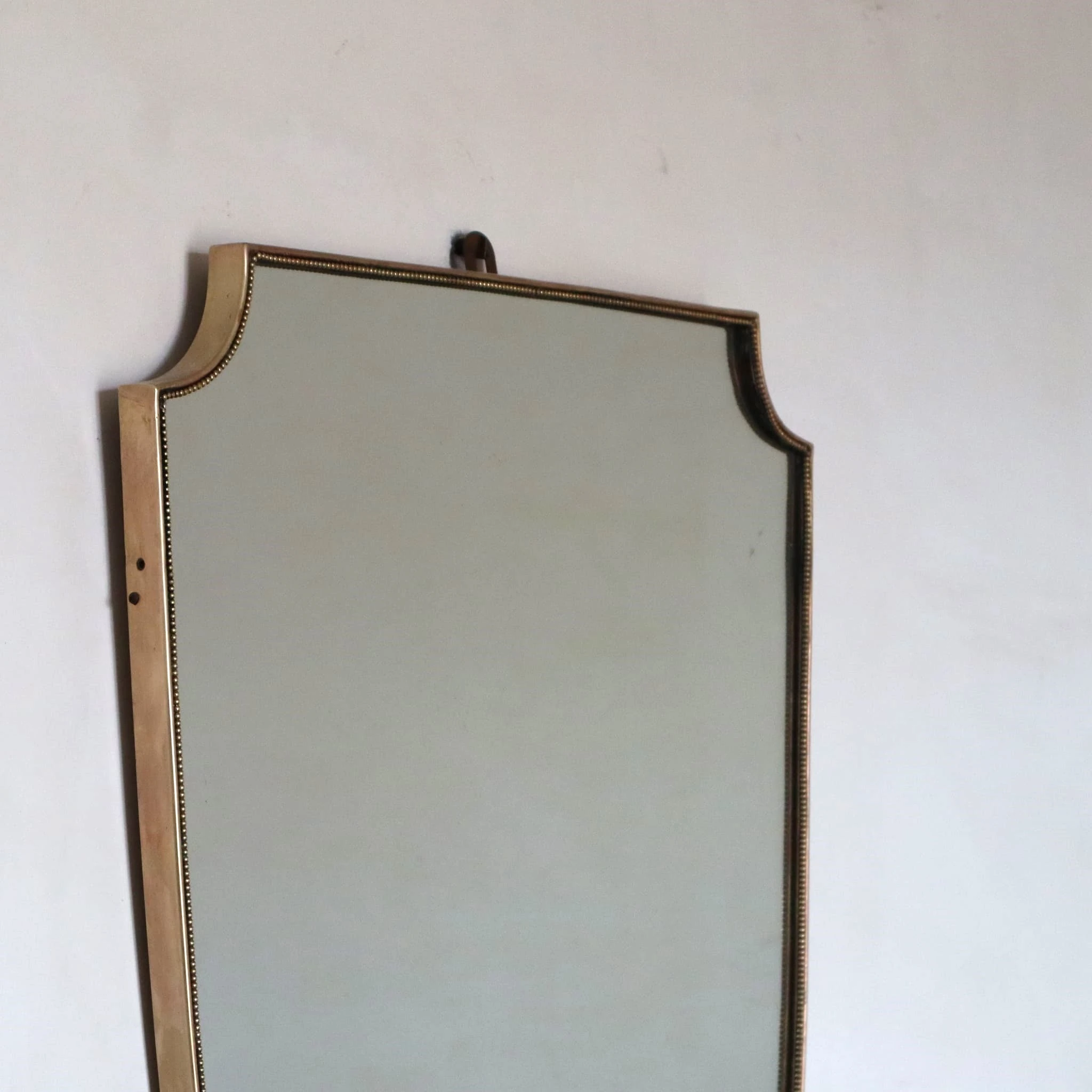 visionidepoca-modernariato-specchio-a-scudo-vintage-in-ottone-anni-60-vista-frontale-superiore