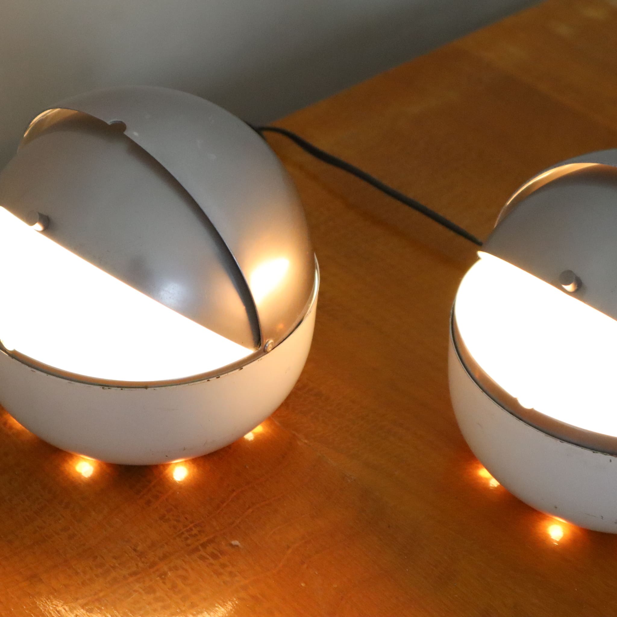 visionidepoca-modern-antique-lighting-pair-of-space-age-lamps-late-1960s-in-aluminium-and-glass-light-on-detail