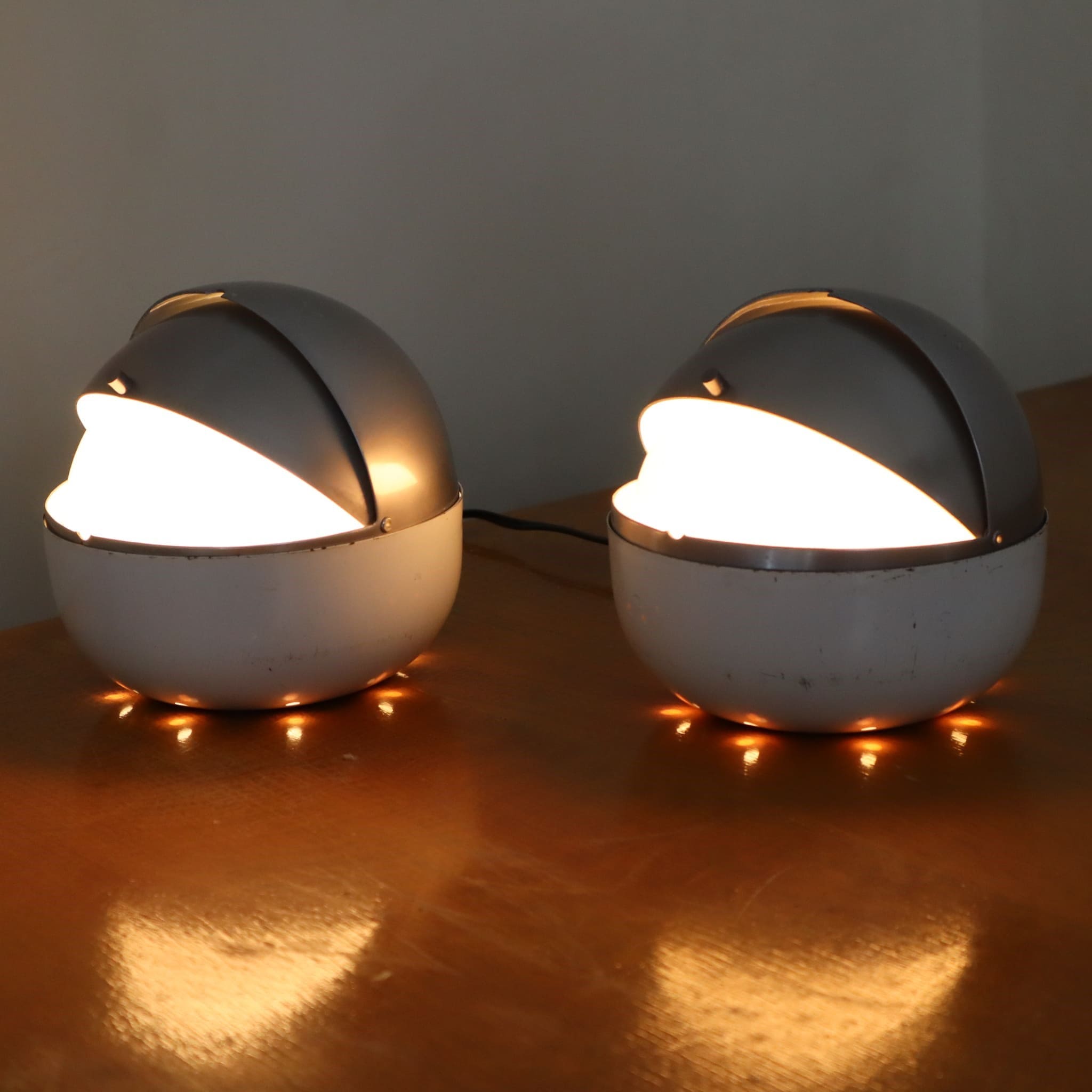 visionidepoca-modern-antique-lighting-pair-of-space-age-lamps-late-1960s-in-aluminium-and-glass-light-on