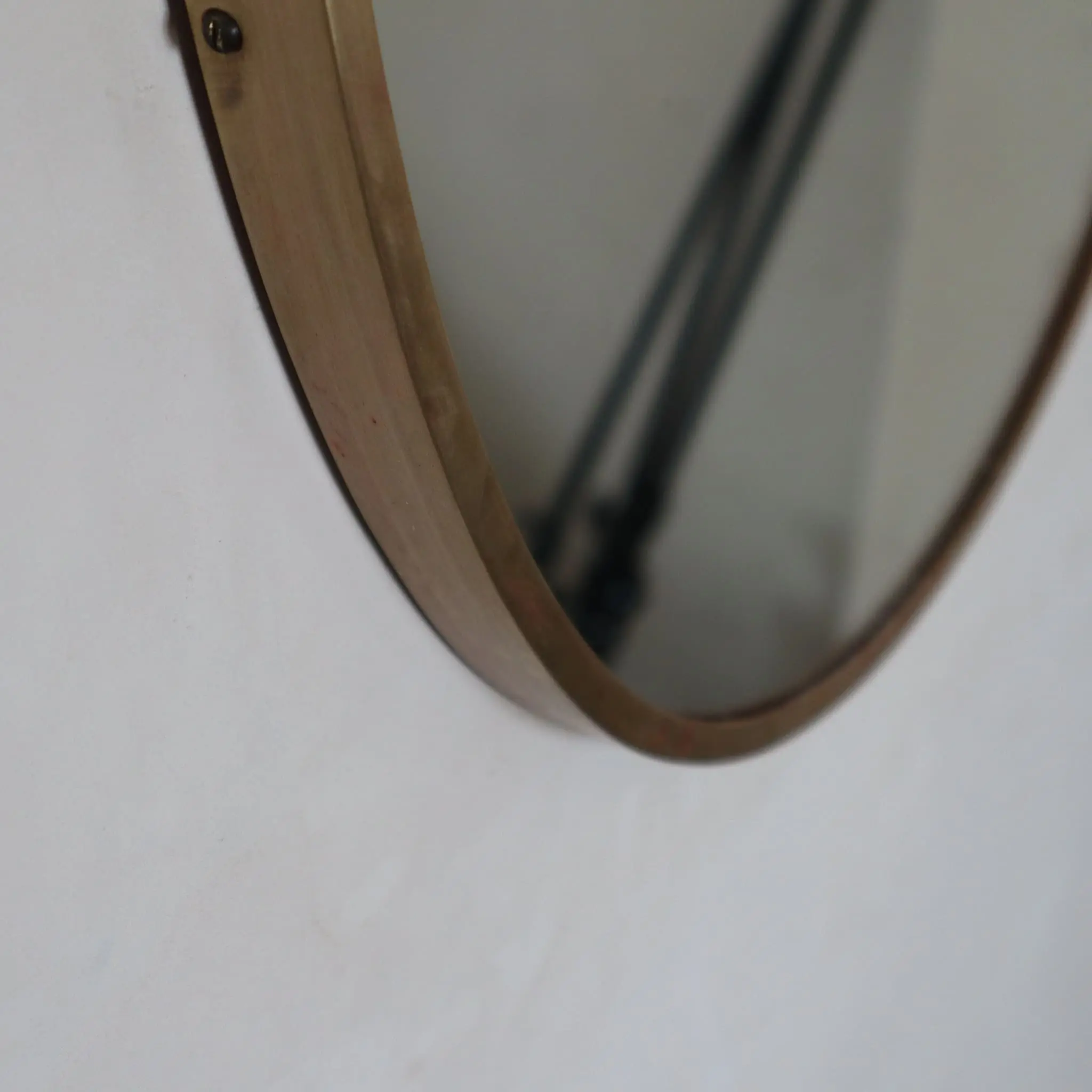 visionidepoca-modernariato-specchio-vintage-a-forma-scudo-anni-60-vista-bassa-ottone-massiccio