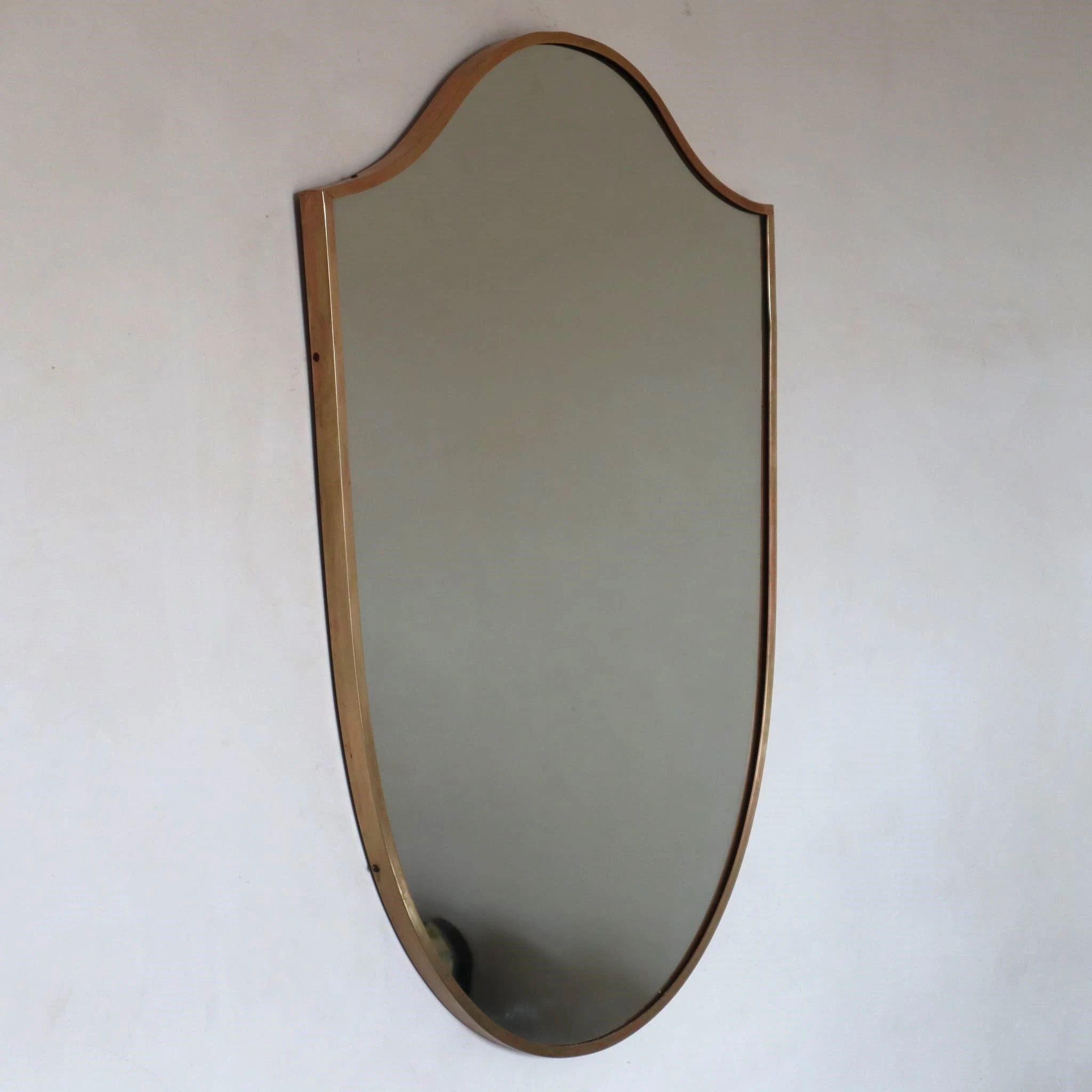 visionidepoca-modernariato-specchio-vintage-a-forma-scudo-anni-60-vista-frontale-ottone-massiccio