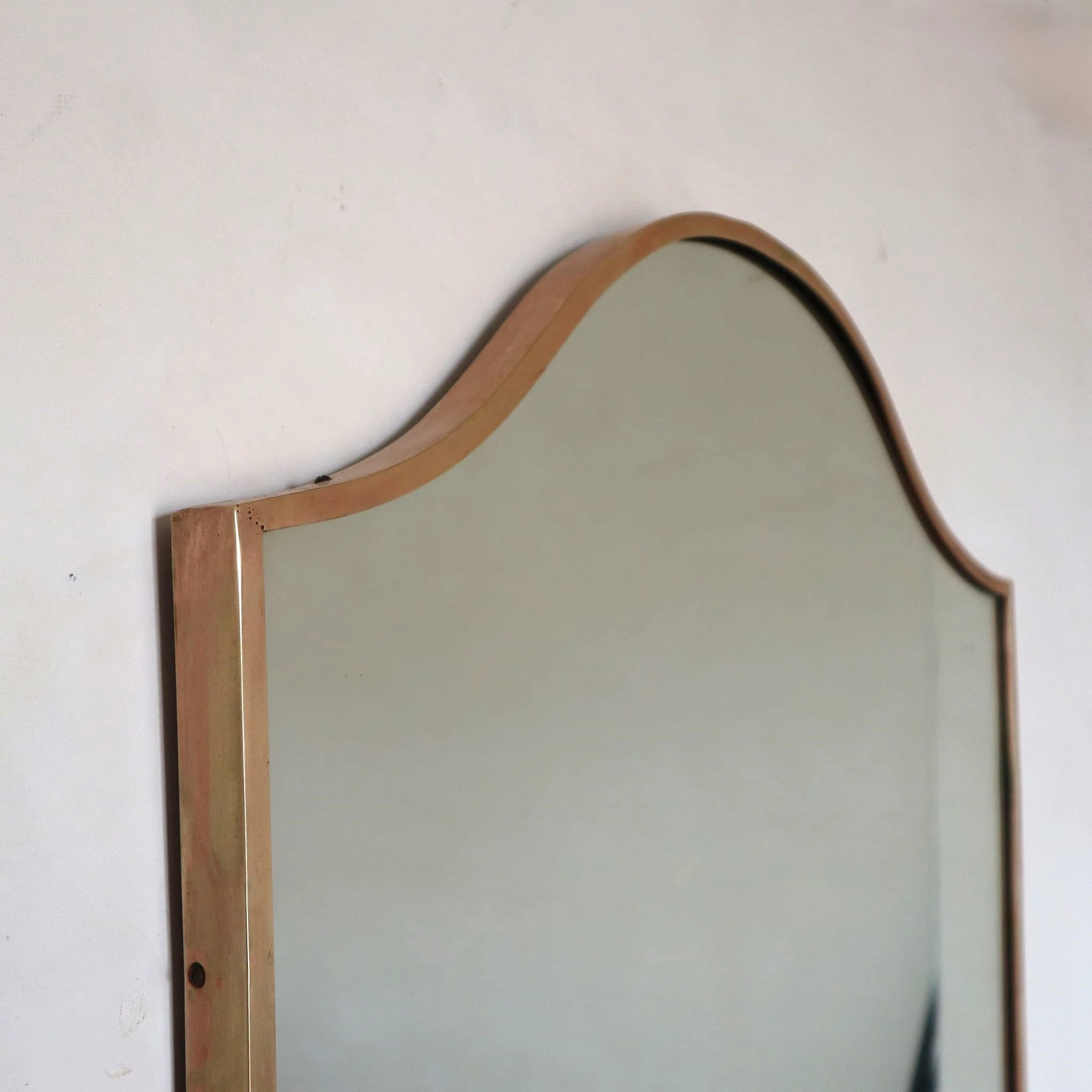visionidepoca-modernariato-specchio-vintage-a-forma-scudo-anni-60-vista-superiore-ottone-massiccio