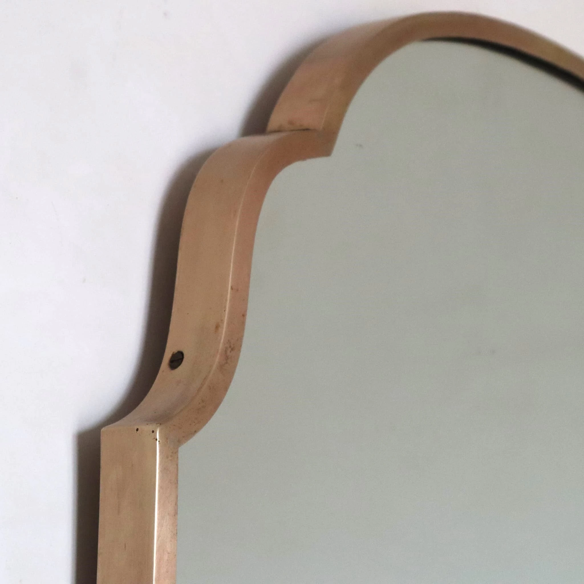 visionidepoca-modernariato-specchio-vintage-a-forma-scudo-arrotondato-anni-60-vista-dettaglio-laterale-superiore