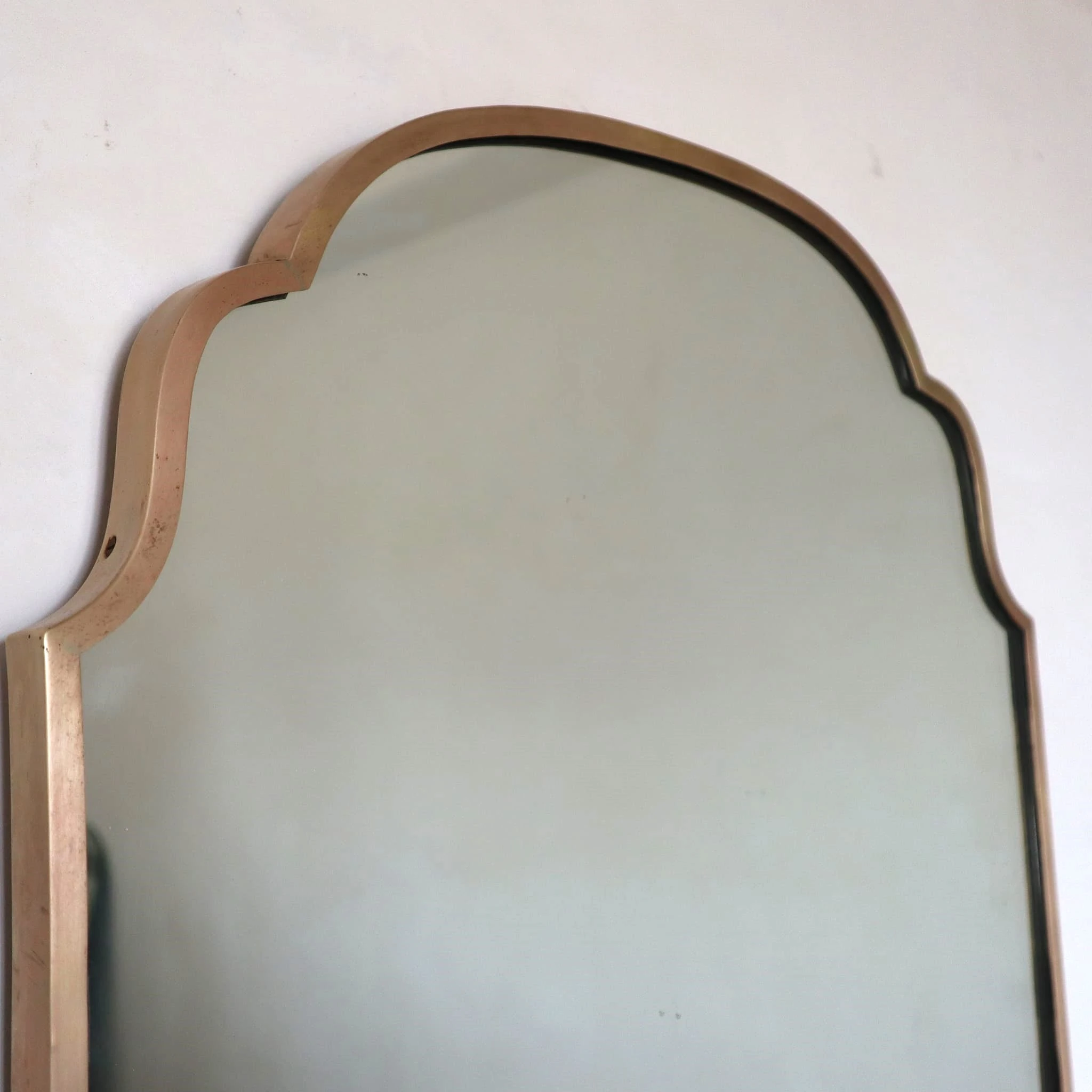 visionidepoca-modernariato-specchio-vintage-a-forma-scudo-arrotondato-anni-60-vista-dettaglio-superiore-ottone