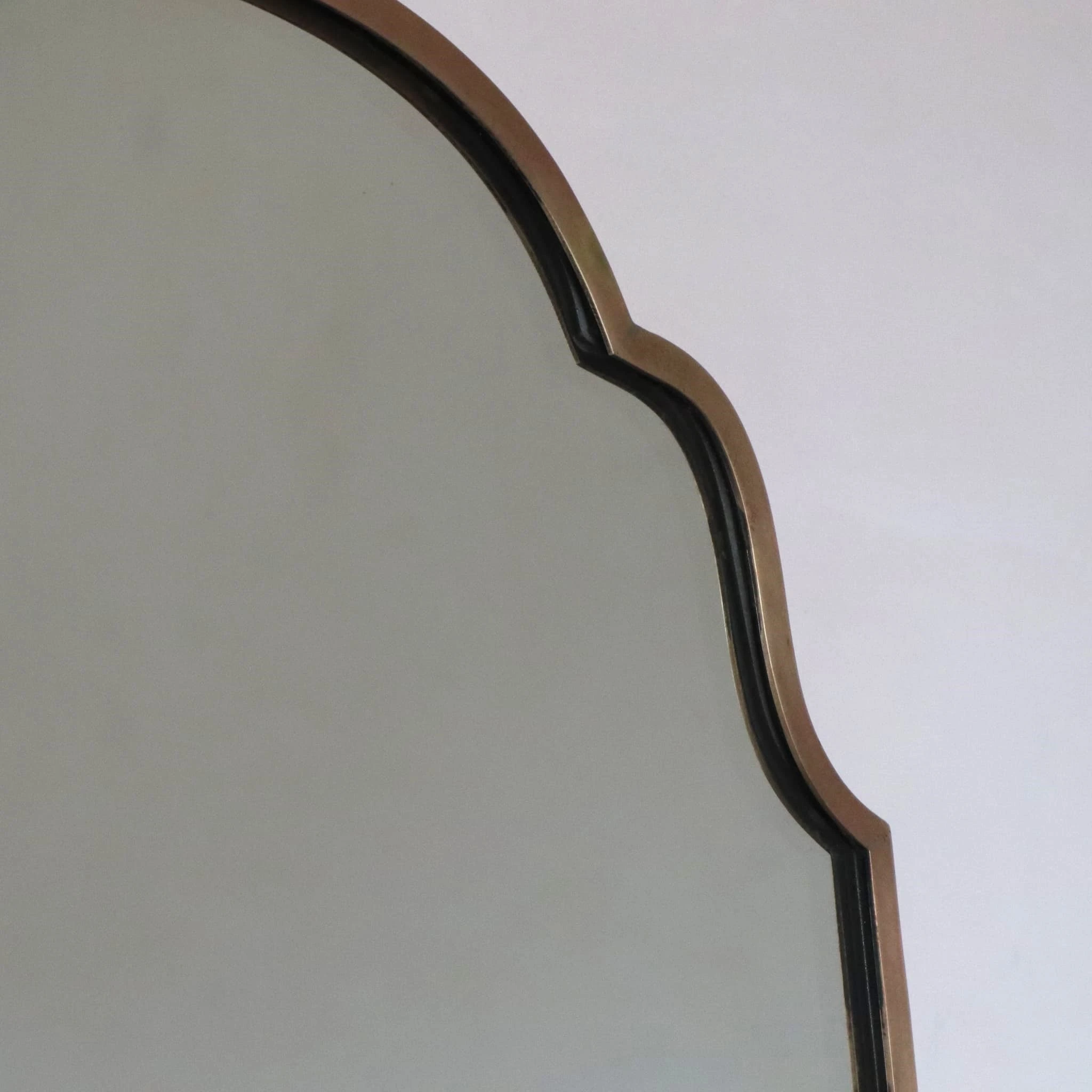 visionidepoca-modern-antique-vintage-mirror-shaped-rounded-shield-1960s-detail-view-top-side