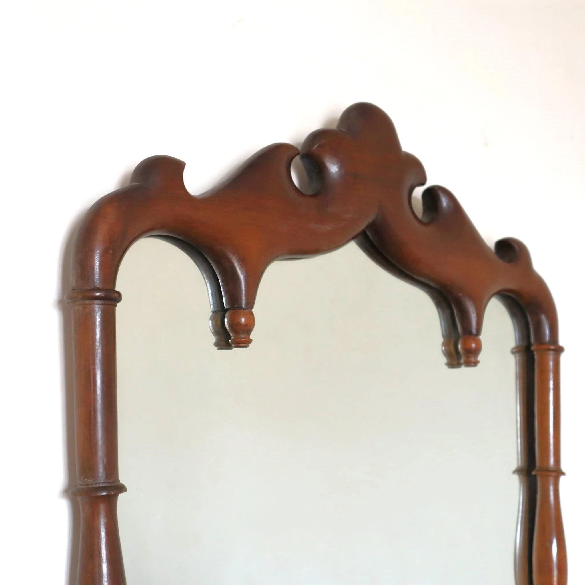visionidepoca-modern-antique-vintage-mirror-in-walnut-1950s-made-in-italy-detail-view-woodwork