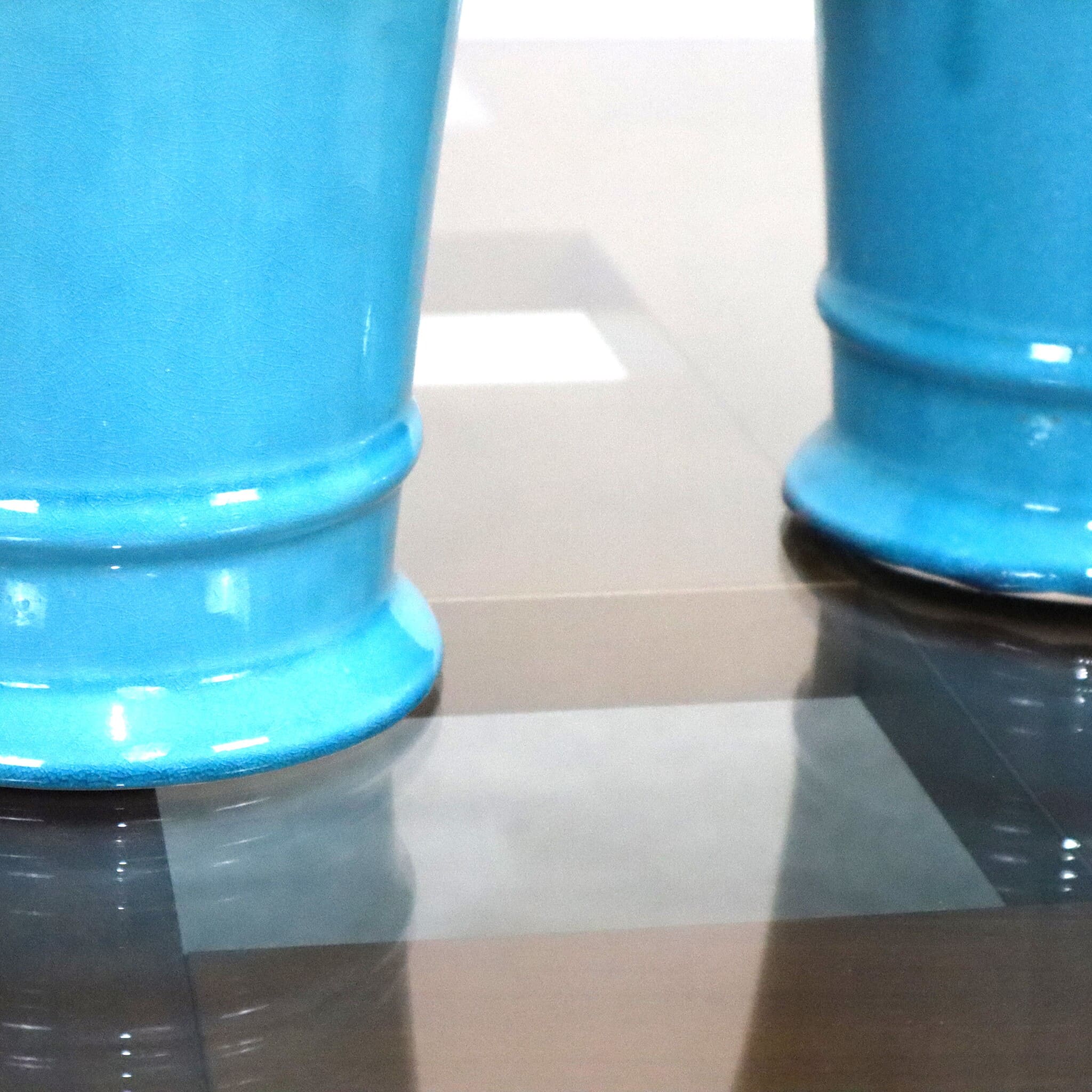 pair-of-sia-marka-vases-2000s-porcelain-detail-low-visionidepoca