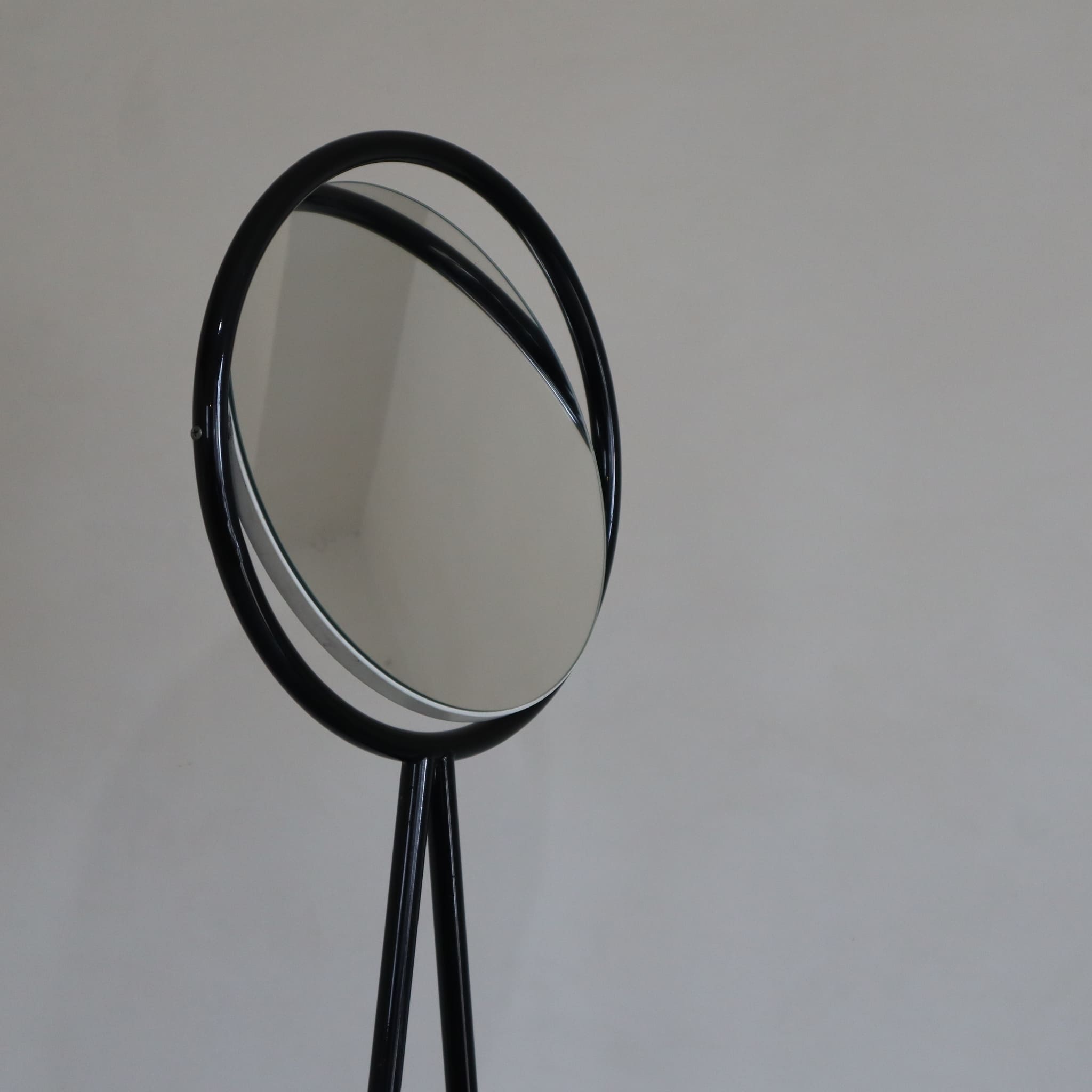 pettinius-toeletta-nera-anni-90-specchio-grigio-stile-philippe-starck-dettaglio-specchio-visionidepoca