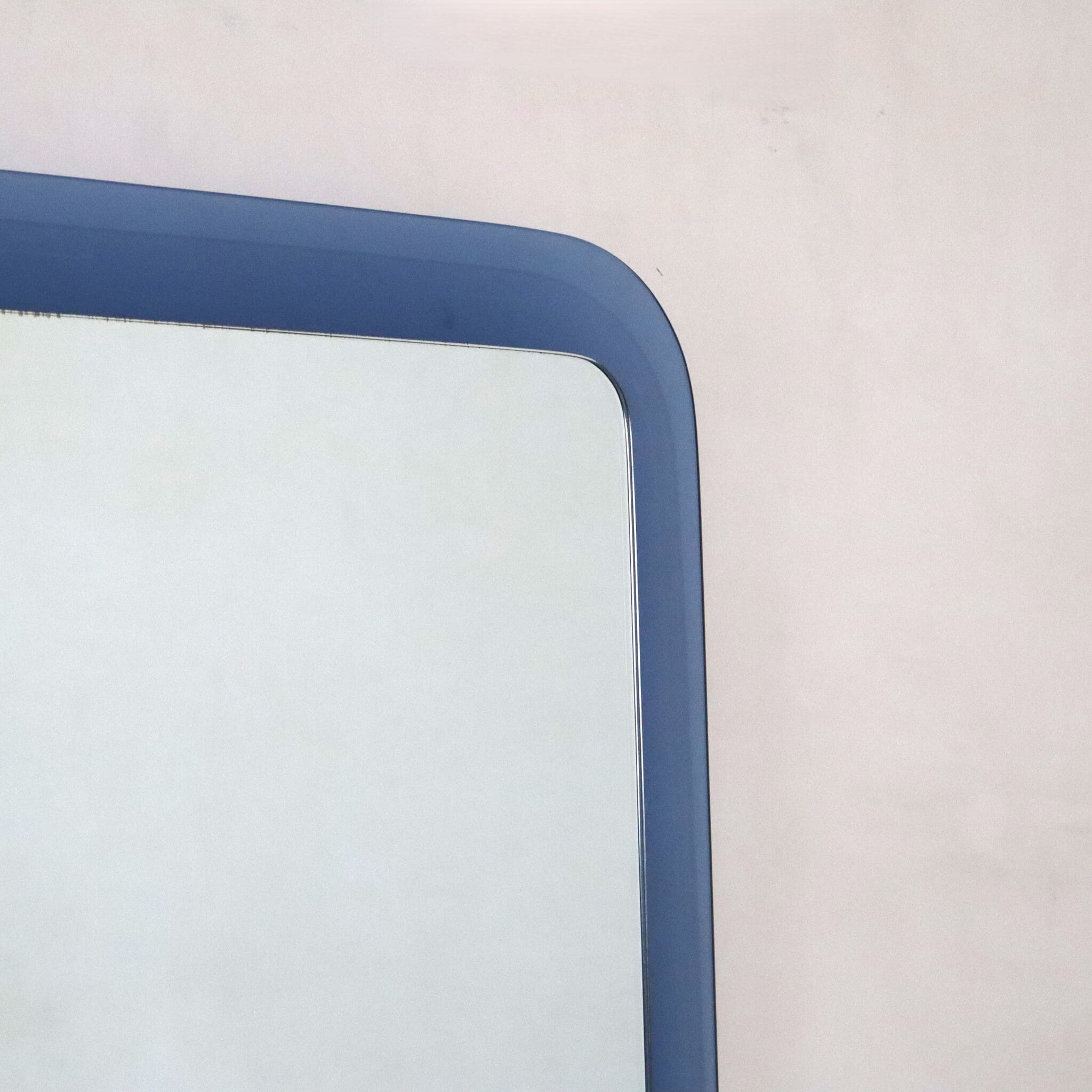 specchio-quadrato-bordi-rotondi-blu-cobalto-anni-70-dettaglio-angolo-destro-alto-visionidepoca