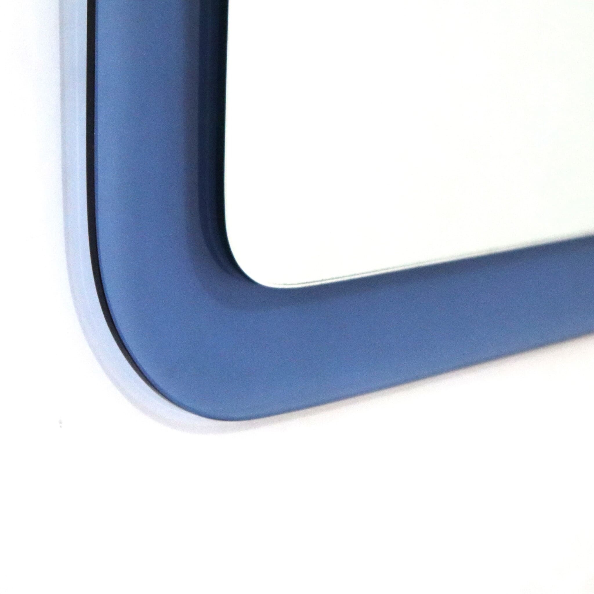 specchio-quadrato-bordi-rotondi-blu-cobalto-anni-70-dettaglio-angolo-sinistro-basso-visionidepoca