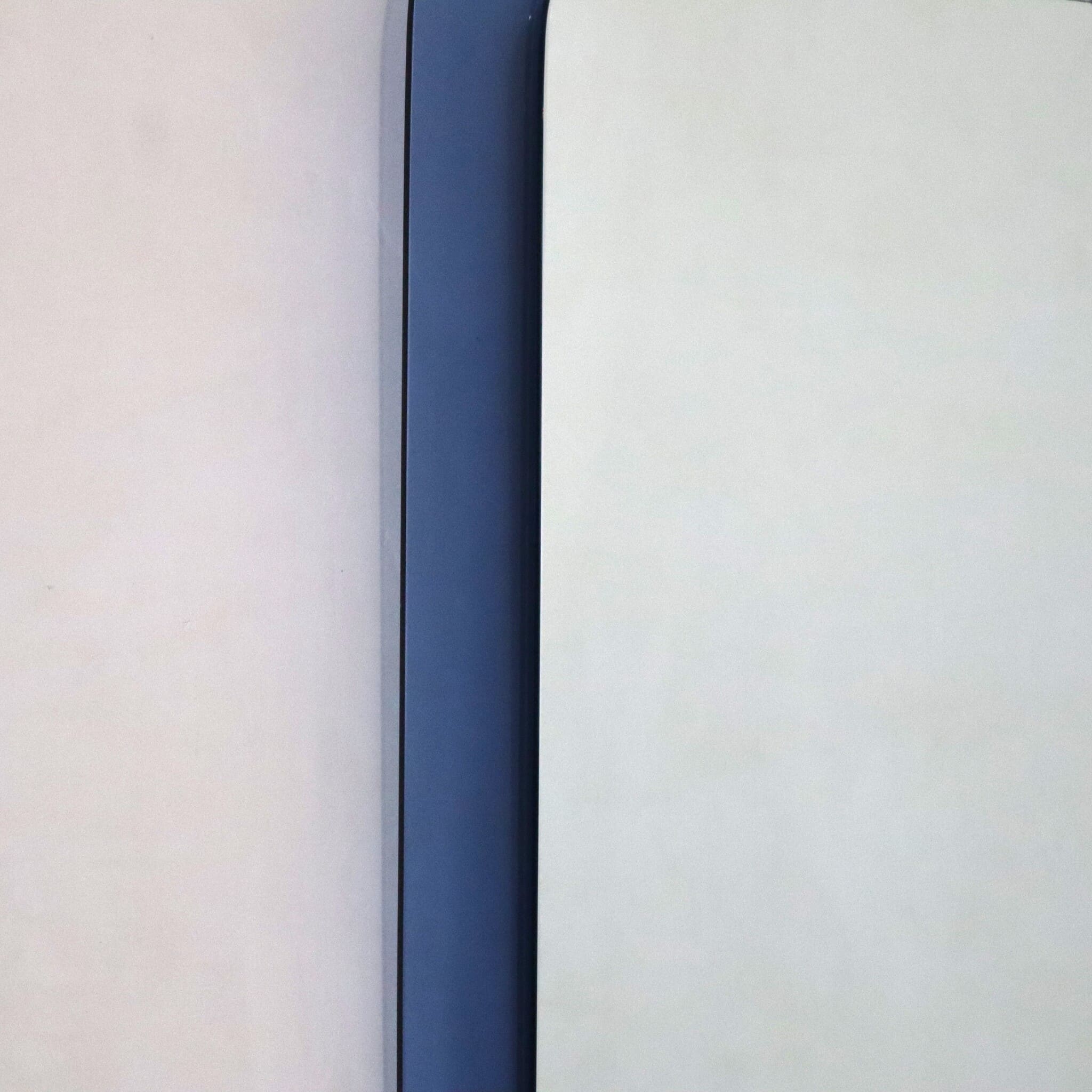 specchio-quadrato-bordi-rotondi-blu-cobalto-anni-70-dettaglio-colarzione-visionidepoca