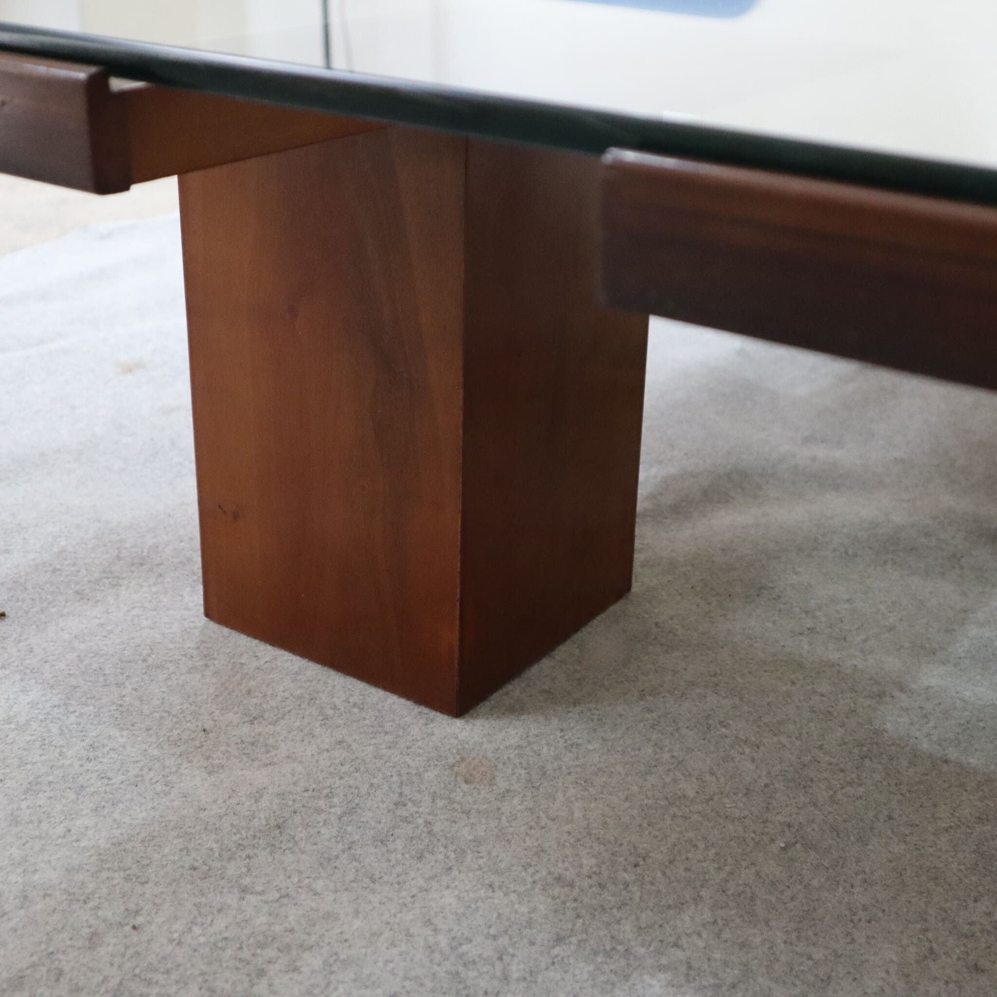 tavolino-caffe-quadrato-anni-70-ciliegio-cristallo-stile-bernini-dettaglio-ciliegio-visionidepoca