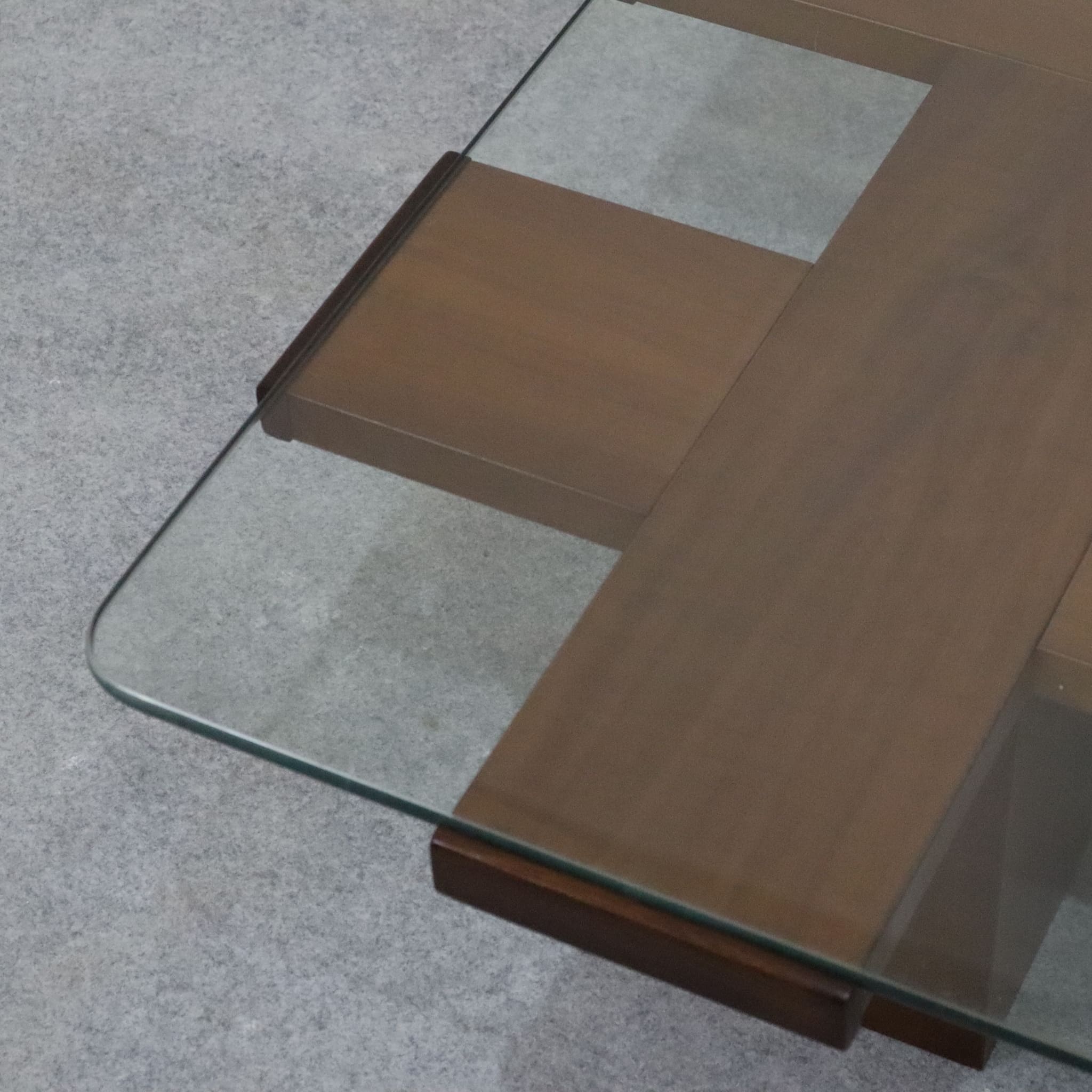 tavolino-caffe-quadrato-anni-70-ciliegio-cristallo-stile-bernini-dettaglio-cristallo-visionidepoca