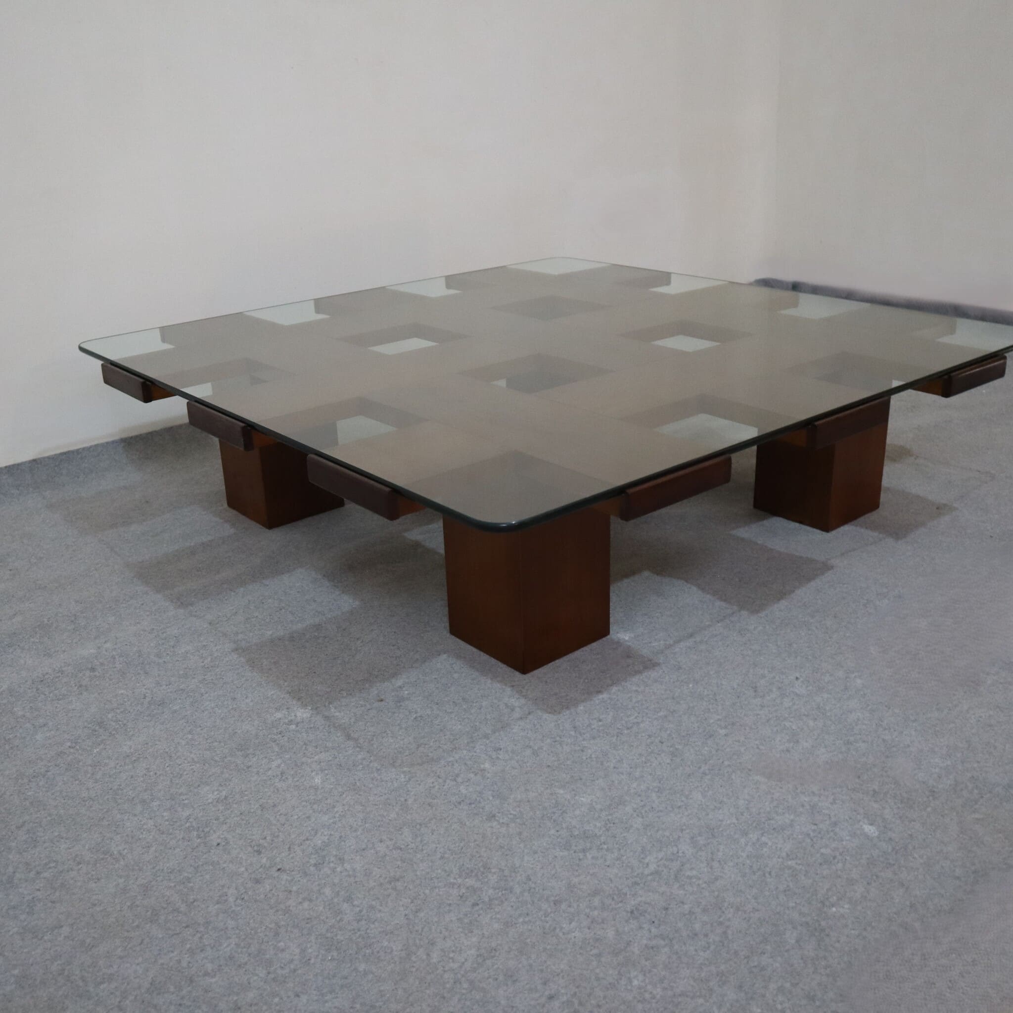 tavolino-caffe-quadrato-anni-70-ciliegio-cristallo-stile-bernini-frontale-visionidepoca