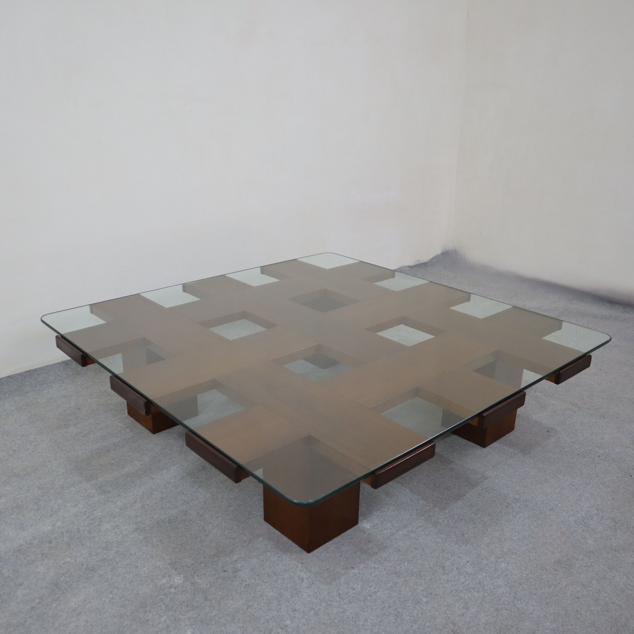 tavolino-caffe-quadrato-anni-70-ciliegio-cristallo-stile-bernini-visuale-alto-visionidepoca