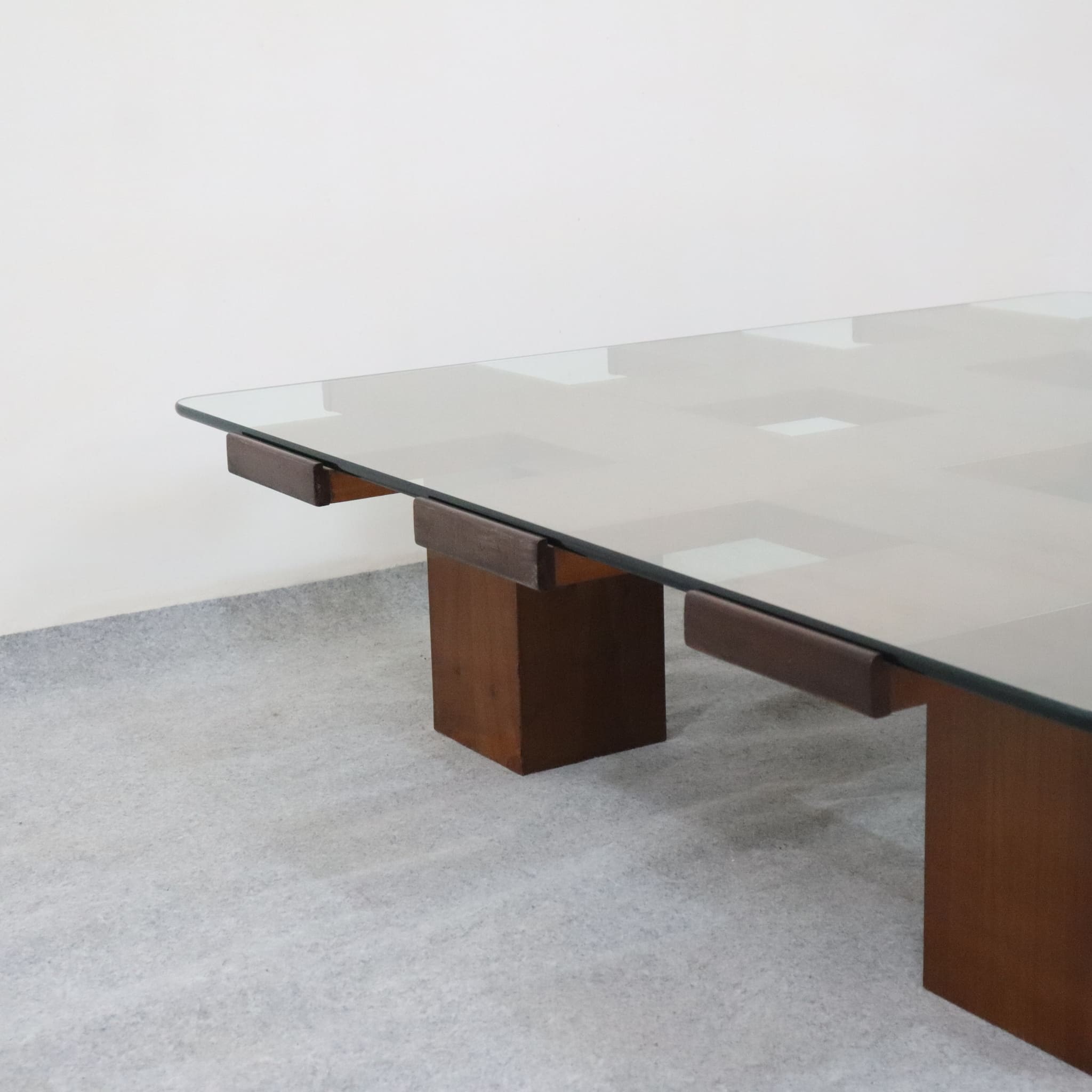 tavolino-caffe-quadrato-anni-70-ciliegio-cristallo-stile-bernini-visuale-dettaglio-piedi-ciliegio-vetro-cristallo-visionidepoca