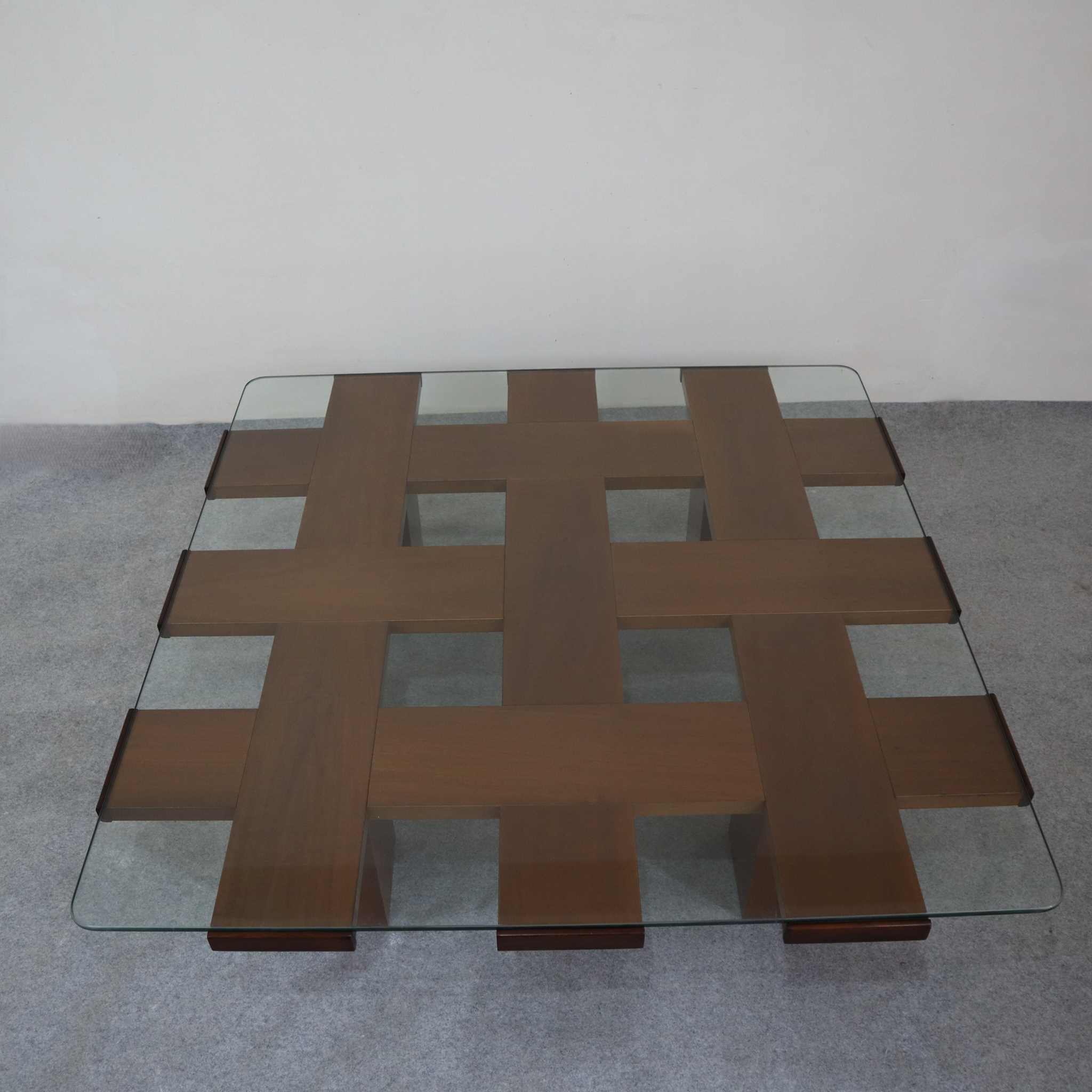 tavolino-caffe-quadrato-anni-70-ciliegio-cristallo-stile-bernini-visuale-frontale-alto-visionidepoca