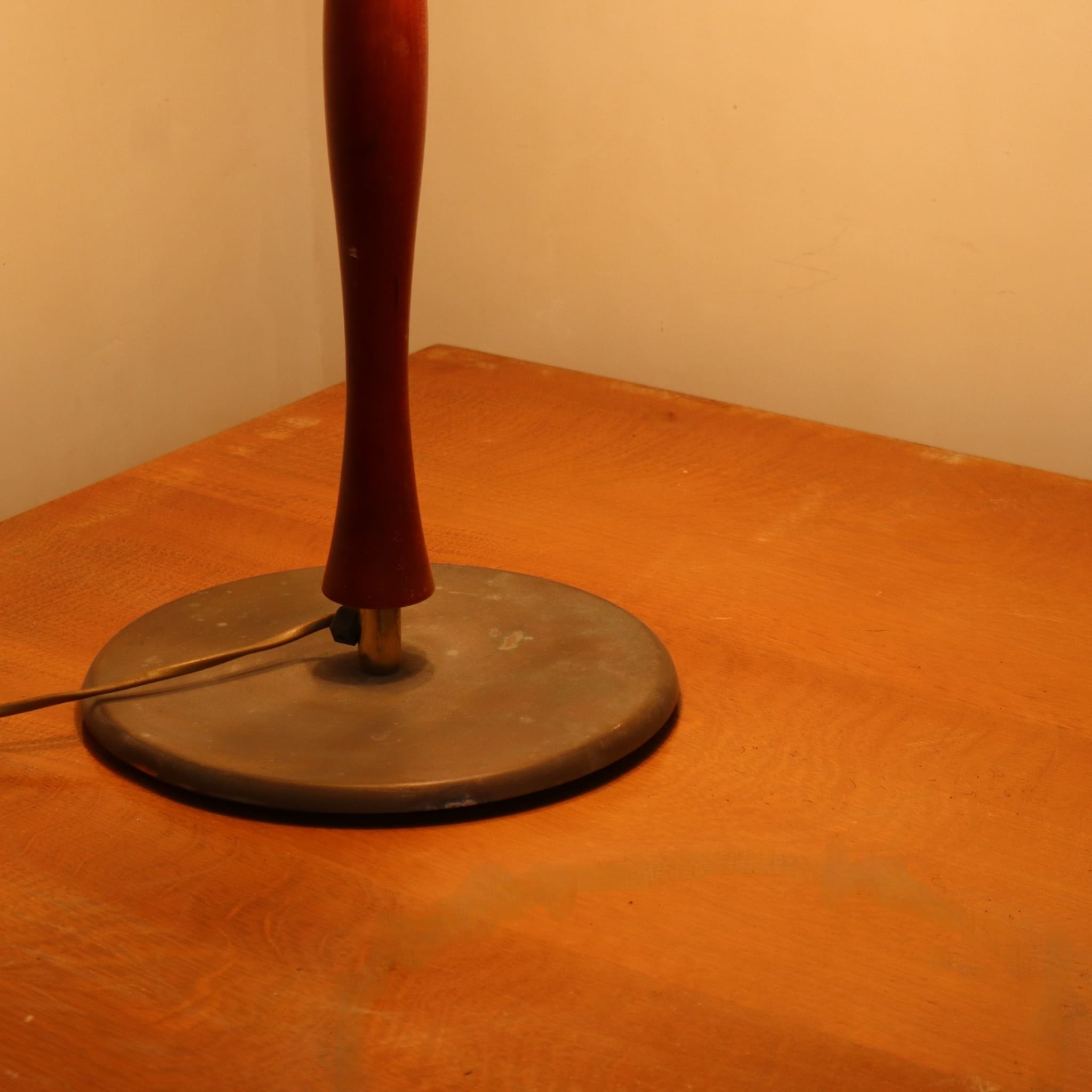 visionidepoca-modern-art-lighting-lamp-in-brass-and-cherry-wood-early-2000s-light-on-detail-lampshade-and-base-in-brass