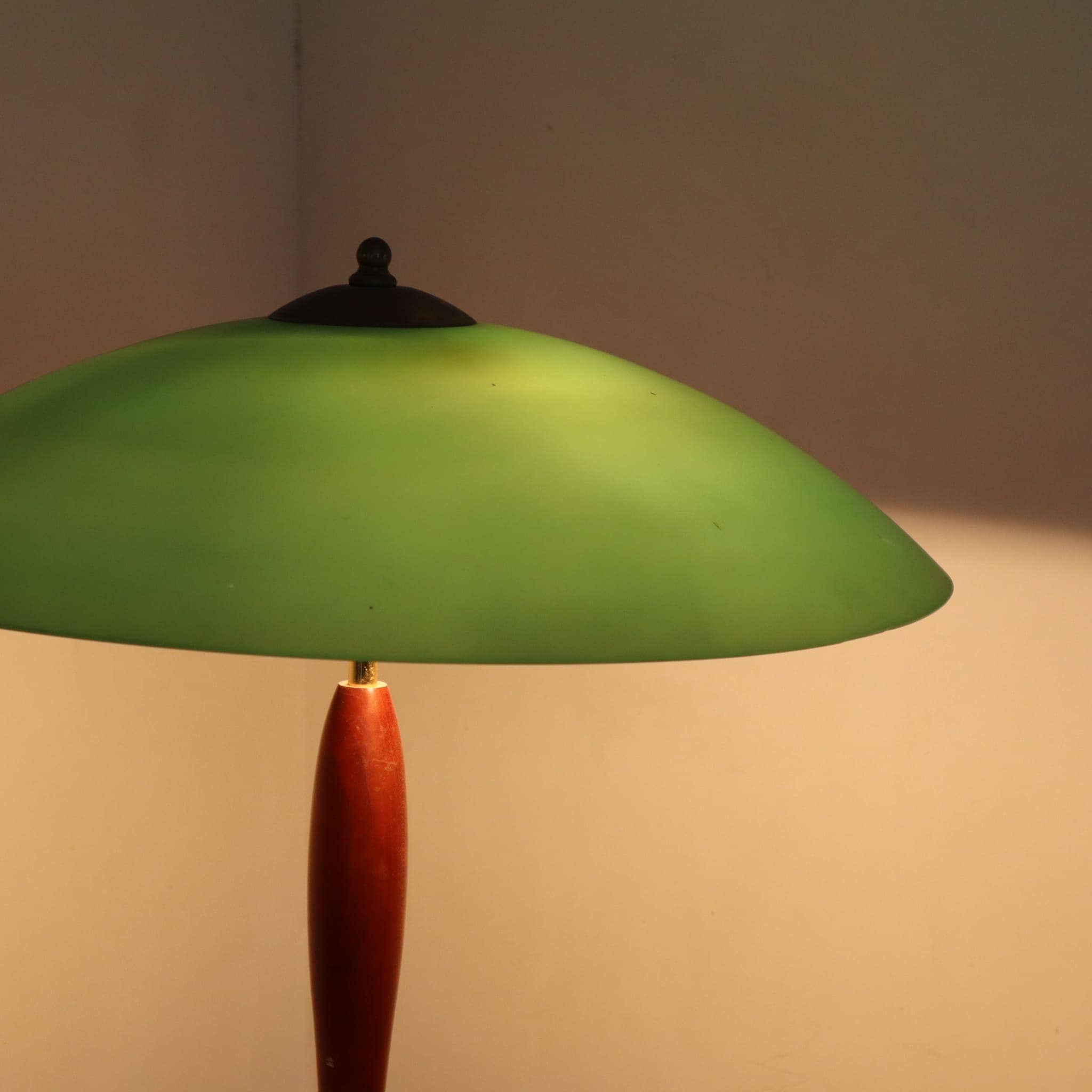 visionidepoca-modern-art-lighting-lamp-in-brass-and-cherry-wood-early-2000s-light-on-detail-of-lampshade