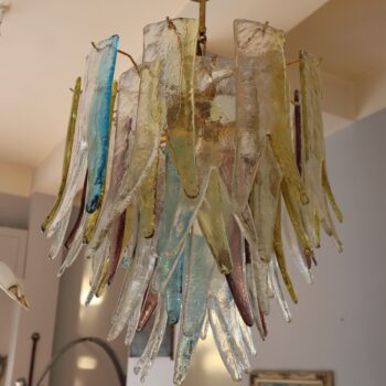 lampadario-in-vetro-di-murano-e-ottone-multicolore-by-barbini-anni-70-vista-completo-luce-naturale-visionidepoca