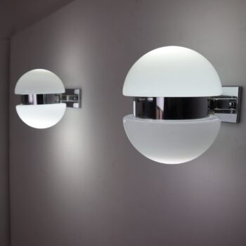 Pair of wall lamps appliques in opaline glass and metal, Italy, 70s - Image 3