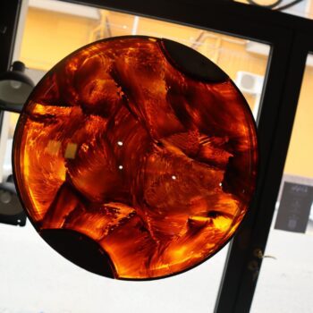 Vassoio rotondo in lucite effetto tartaruga e ottone, Italia, anni 70 - immagine 6