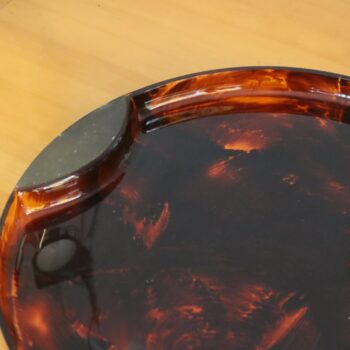 Vassoio rotondo in lucite effetto tartaruga e ottone, Italia, anni 70 - immagine 4