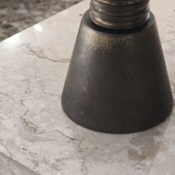 Coppia di candelabri Art Déco italiani in ottone massiccio degli anni '30 - immagine 5