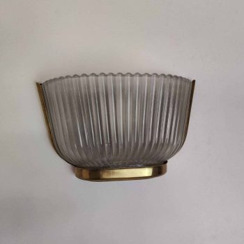 Single wall light in clear Murano glass and polished brass, designed by Archimede Seguso in the 1940s.