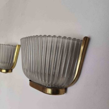 Single wall light in clear Murano glass and polished brass, designed by Archimede Seguso in the 1940s. Side view.
