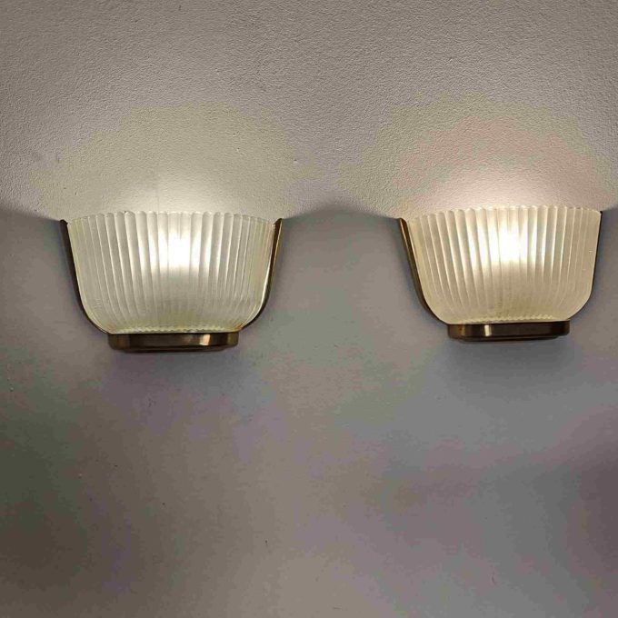 Side view of the pair of Archimede Seguso wall lamps in Murano glass and brass.