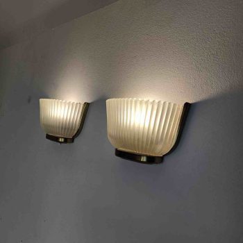 Side view of the pair of Archimede Seguso wall lamps in Murano glass and brass.